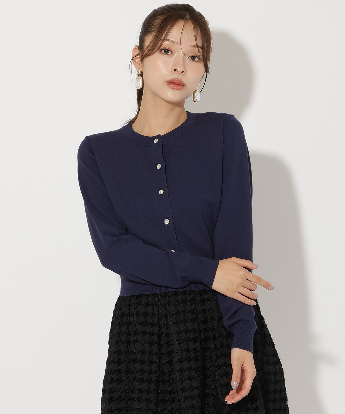アンドクチュール「ビジューボタンクルーネックカーディガン」|カーディガン|ネイビー