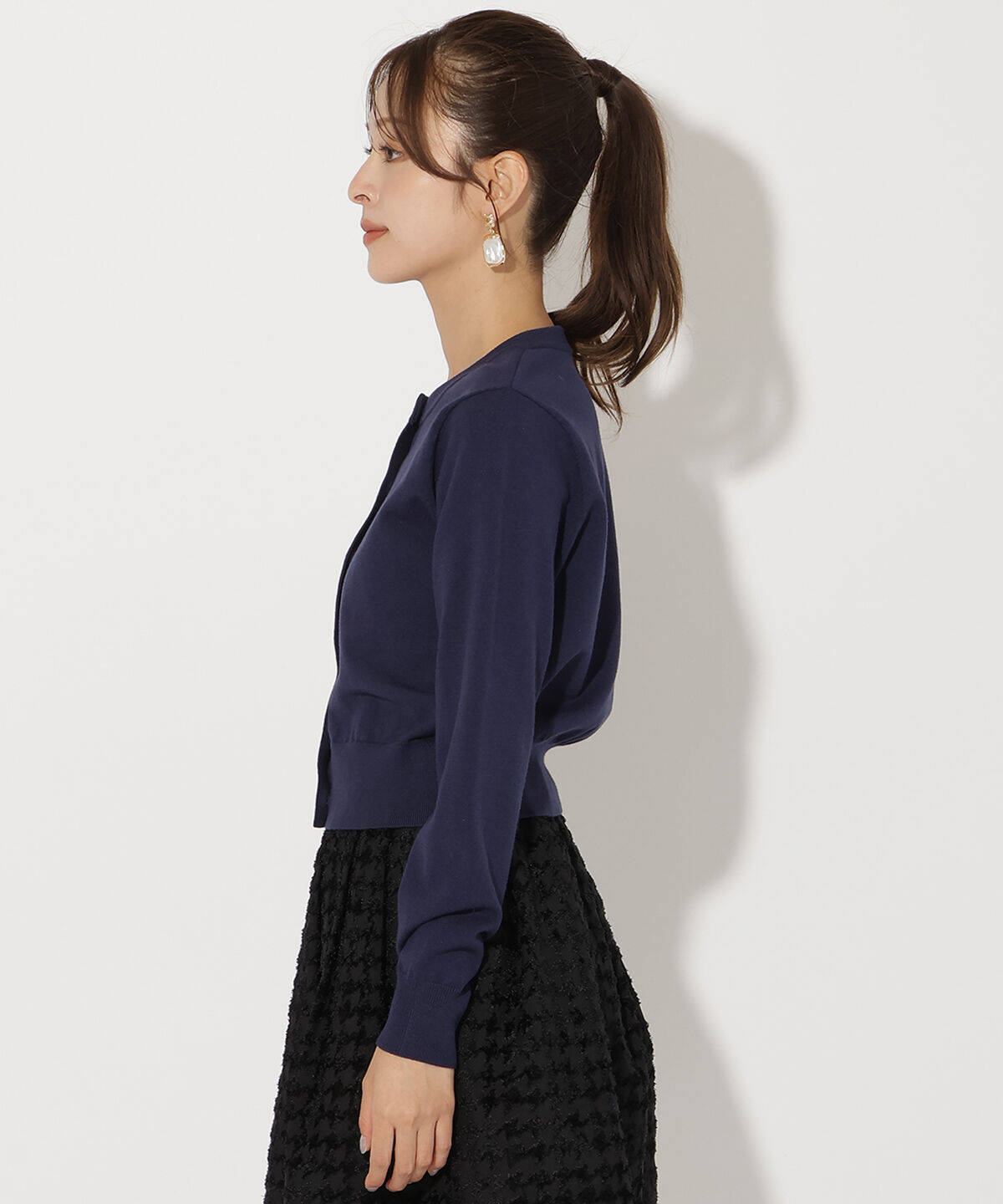 アンドクチュール「ビジューボタンクルーネックカーディガン」|カーディガン|