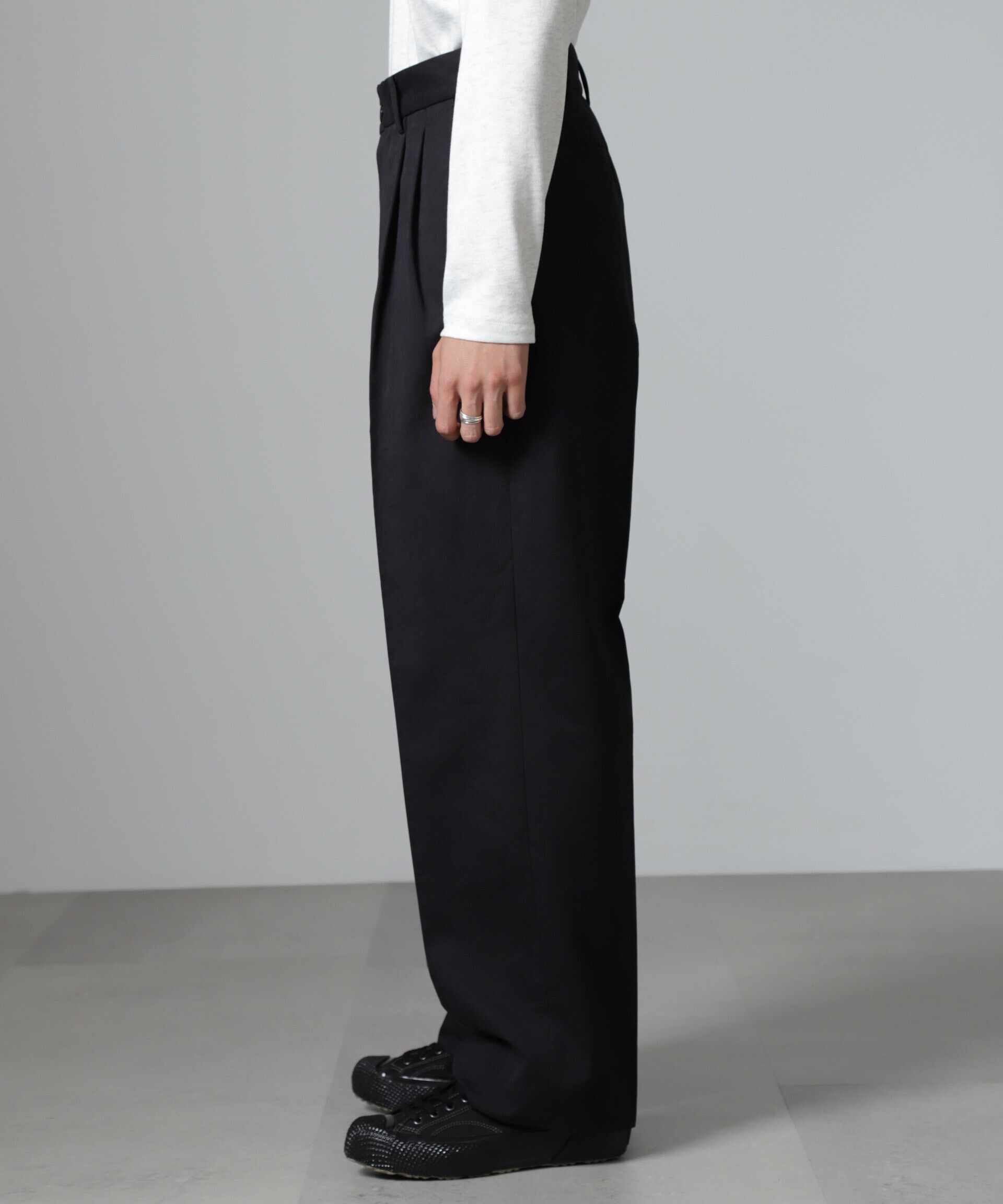 nano･universe「オイルドライク ワイドタックパンツ」|チノ|