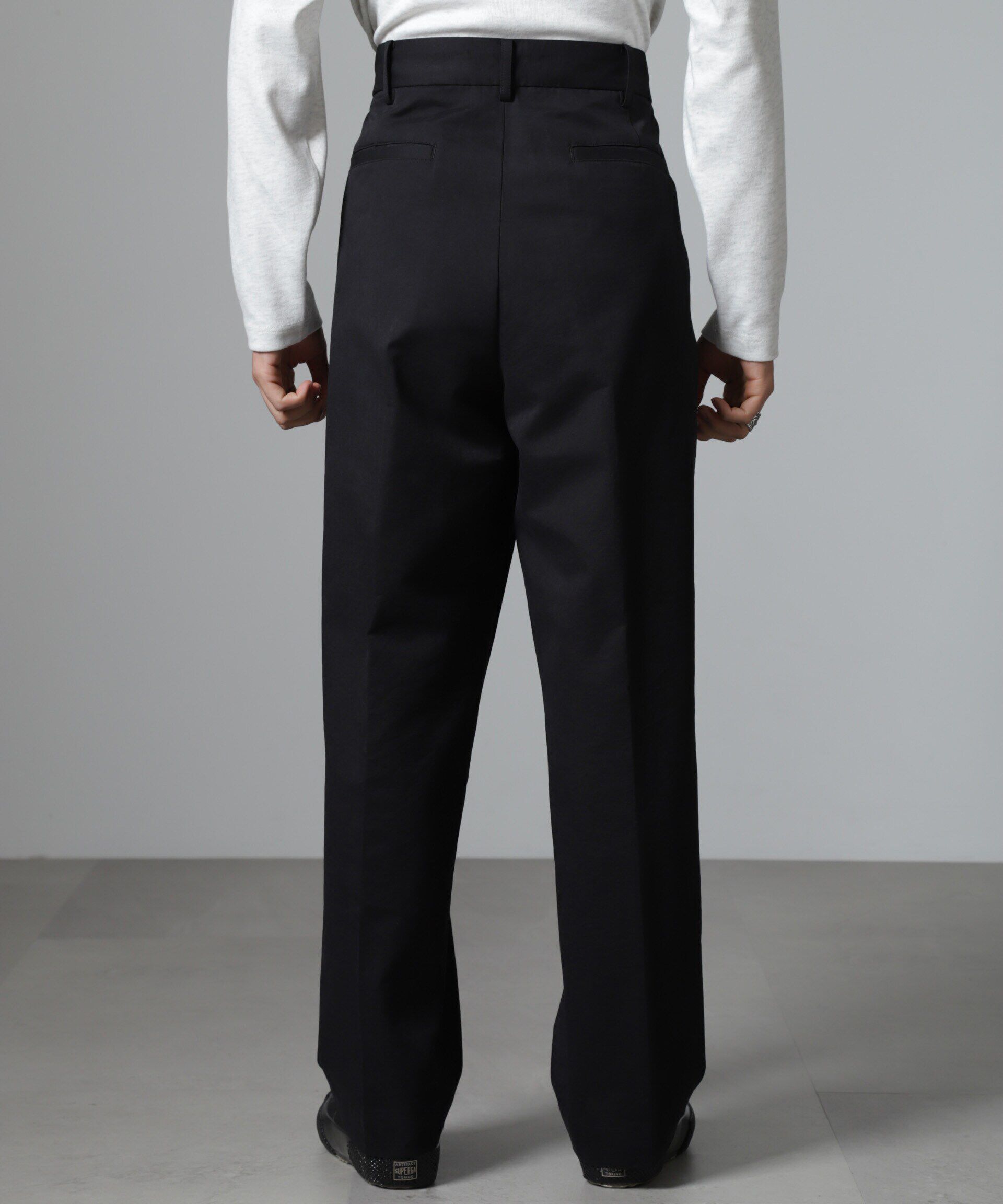 nano･universe「オイルドライク ワイドタックパンツ」|チノ|