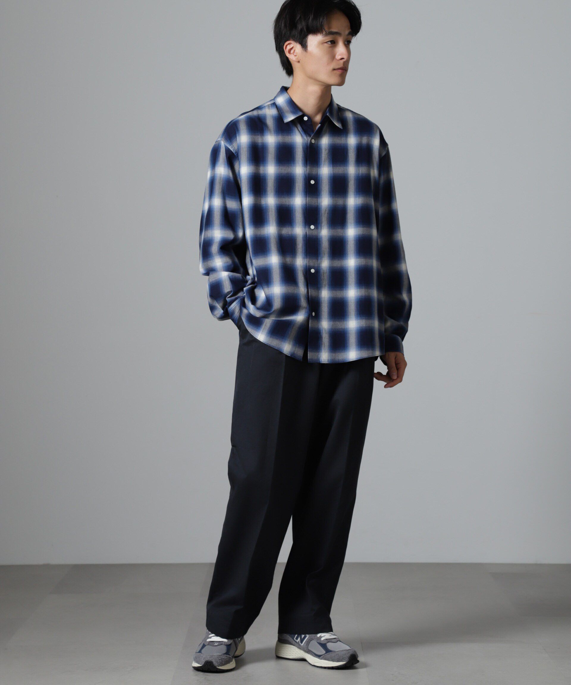 nano･universe「オイルドライク ワイドタックパンツ」|チノ|