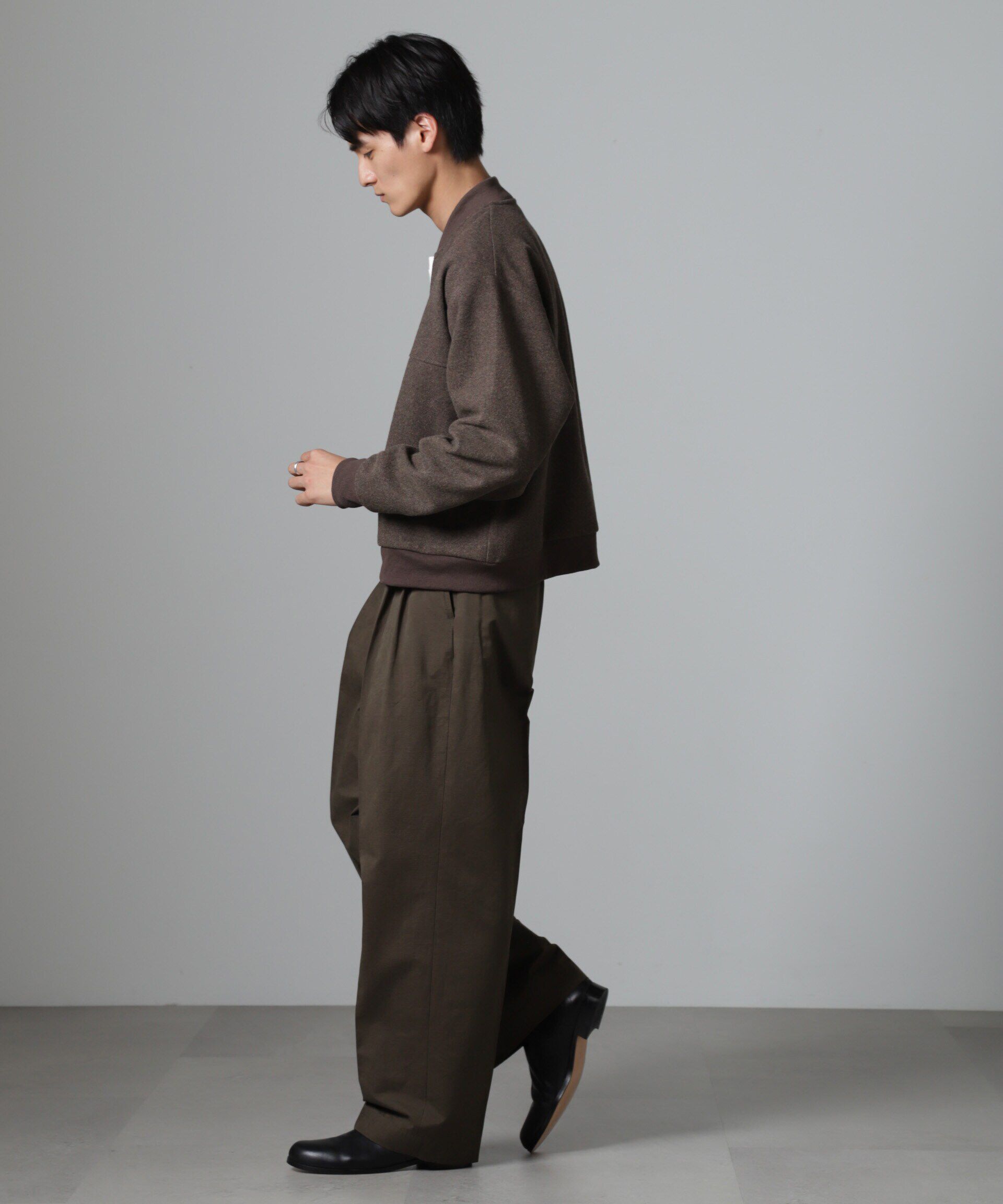 nano･universe「オイルドライク ワイドタックパンツ」|チノ|