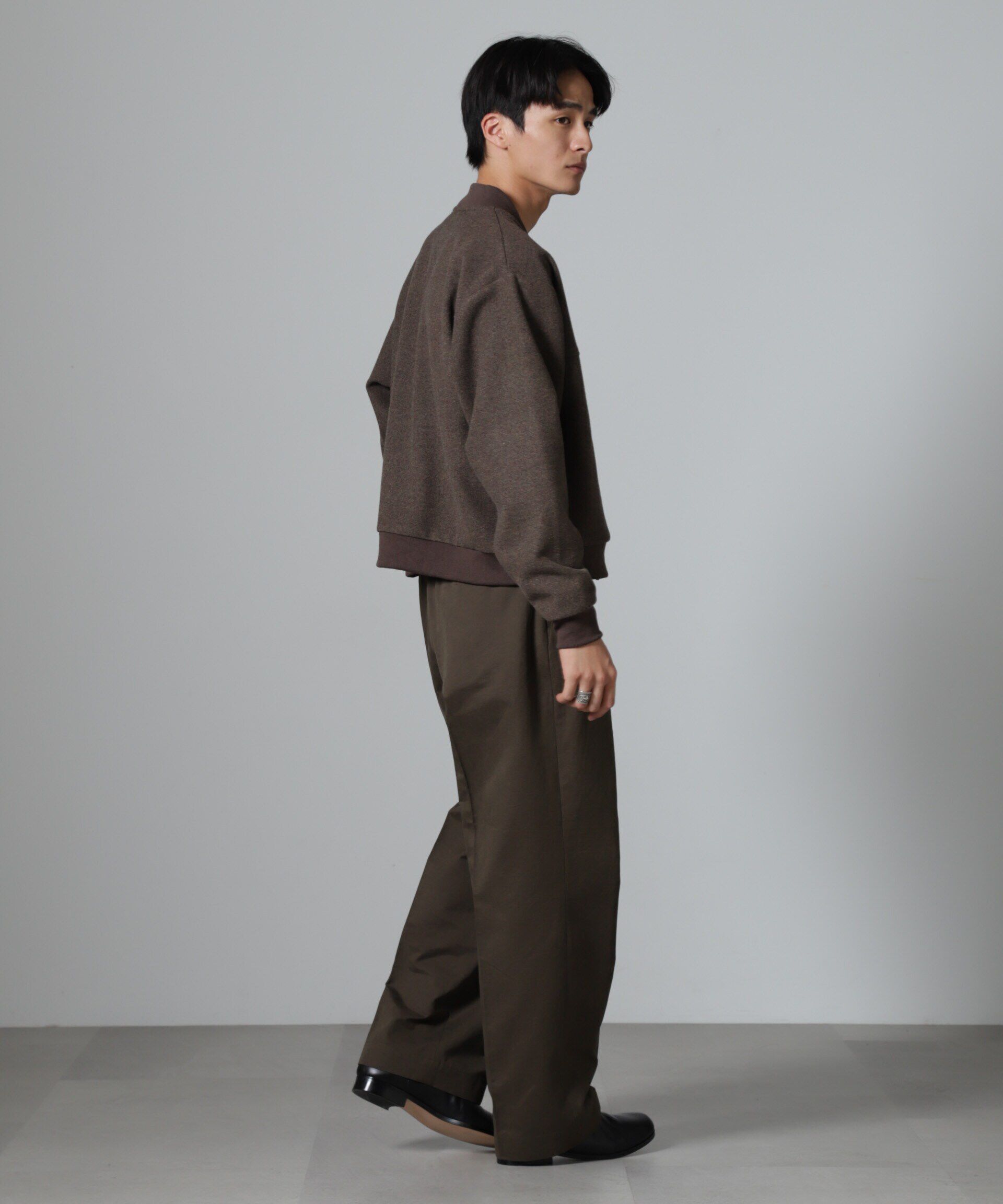 nano･universe「オイルドライク ワイドタックパンツ」|チノ|