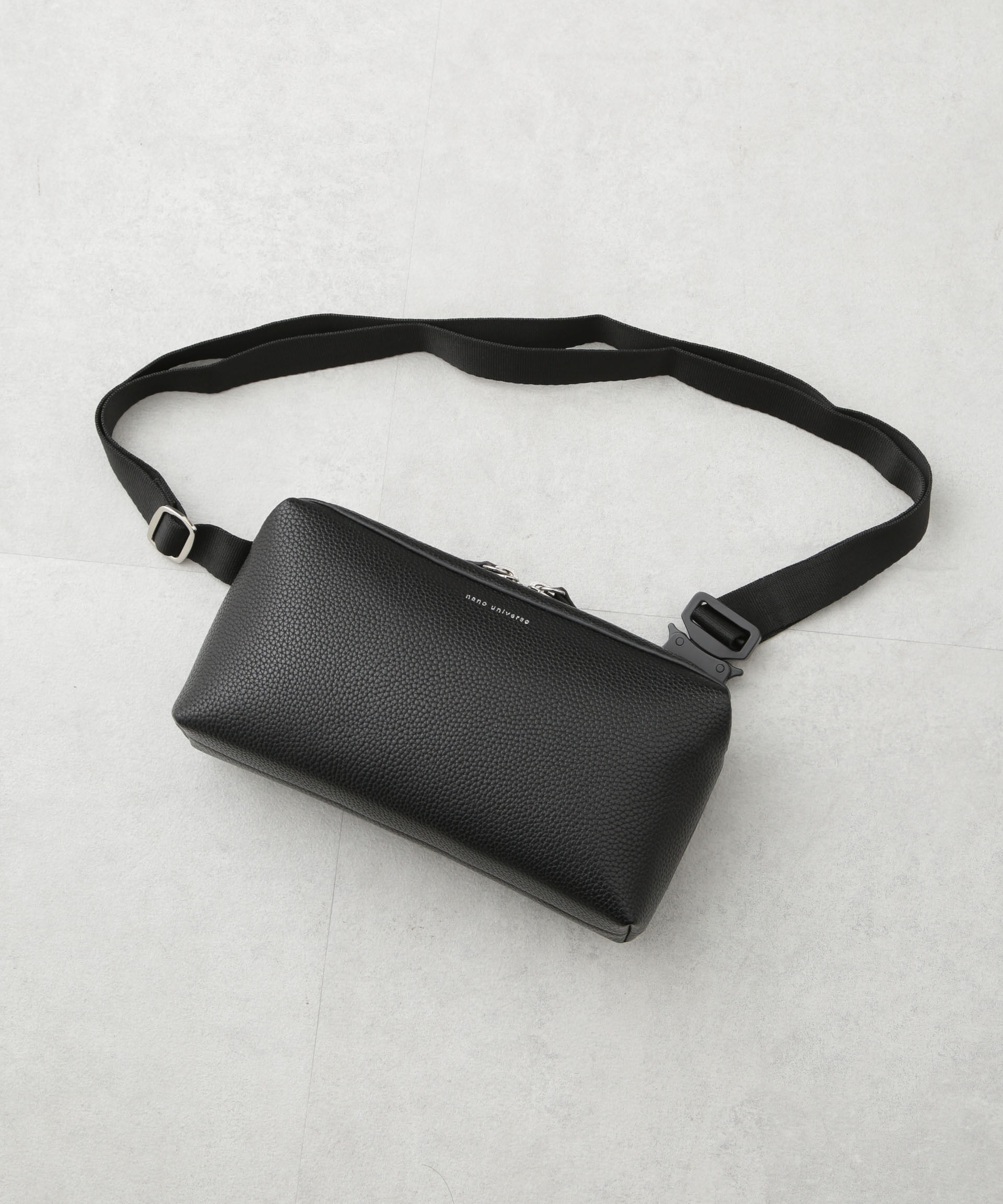 nano･universe「フェイクレザーボディーバッグ」|ショルダー・メッセンジャー|ブラック