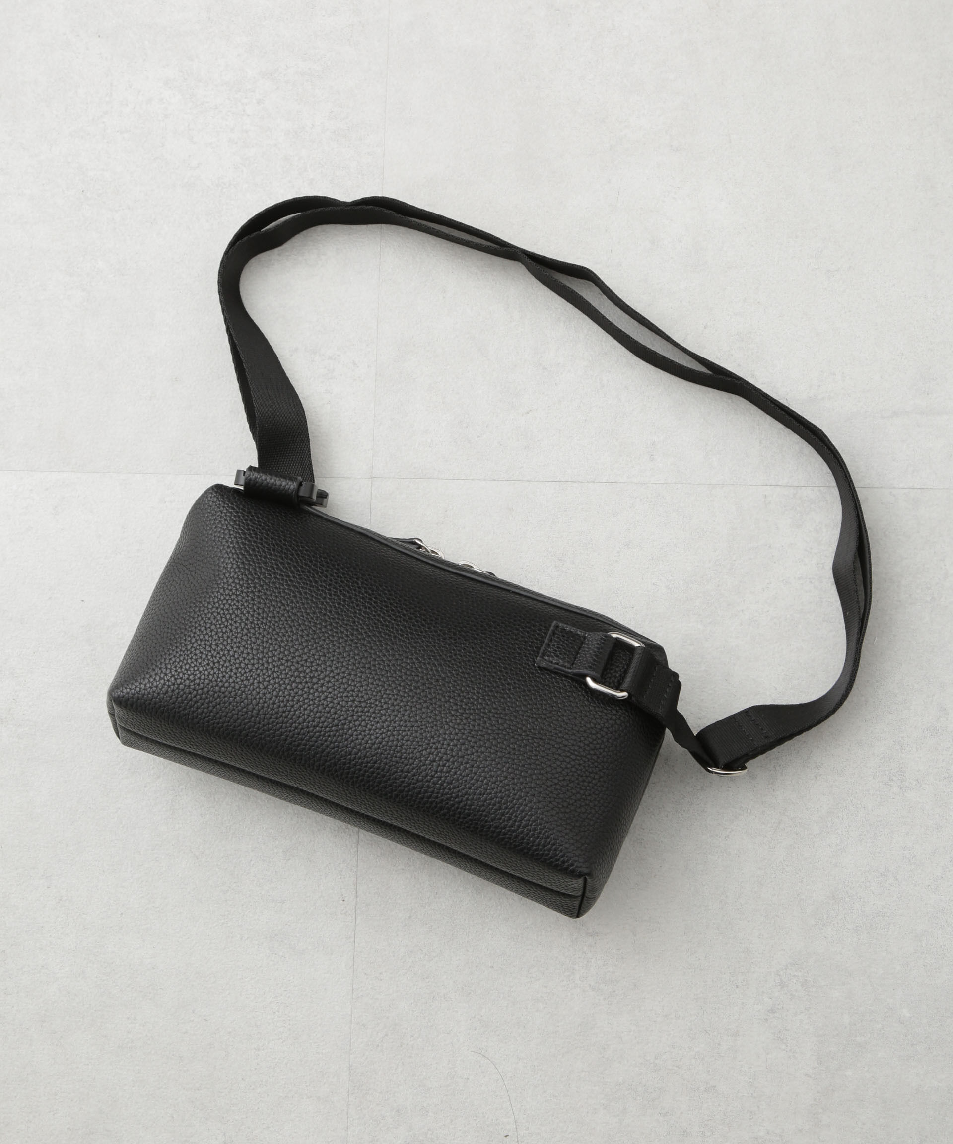 nano･universe「フェイクレザーボディーバッグ」|ショルダー・メッセンジャー|