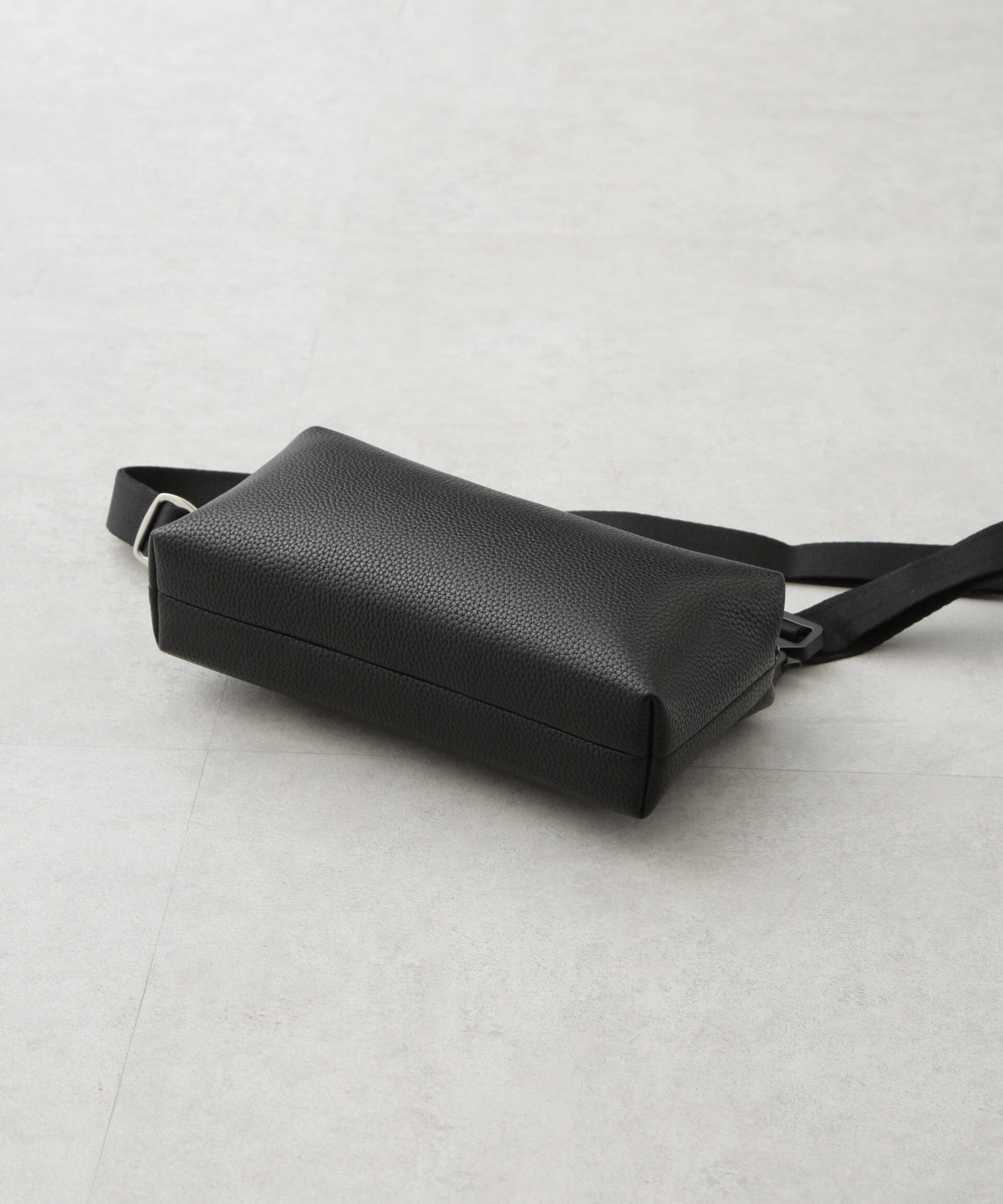 nano･universe「フェイクレザーボディーバッグ」|ショルダー・メッセンジャー|