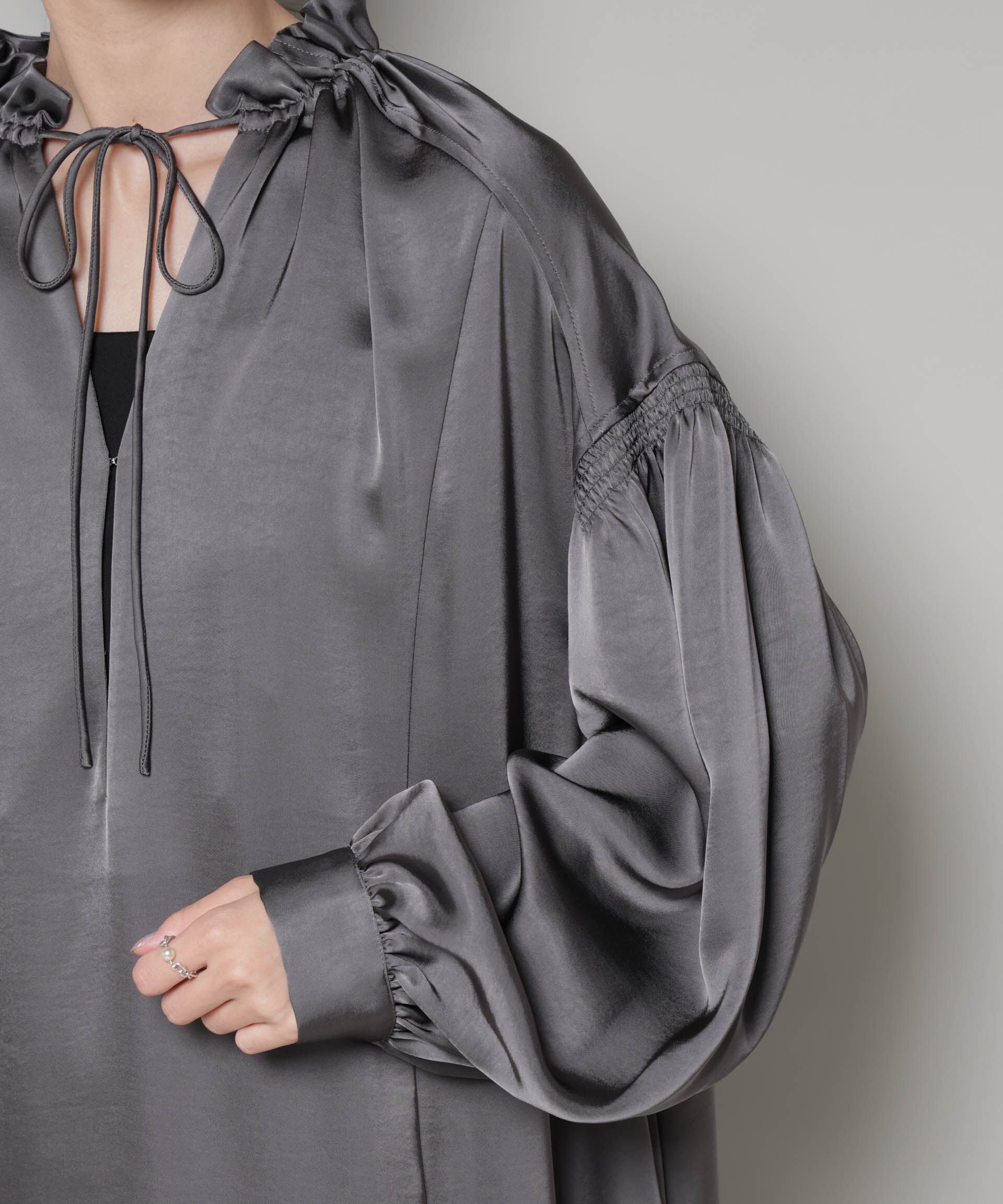 nano･universe「シャーリングギャザースリーブサテンマキシワンピース」|ワンピース|