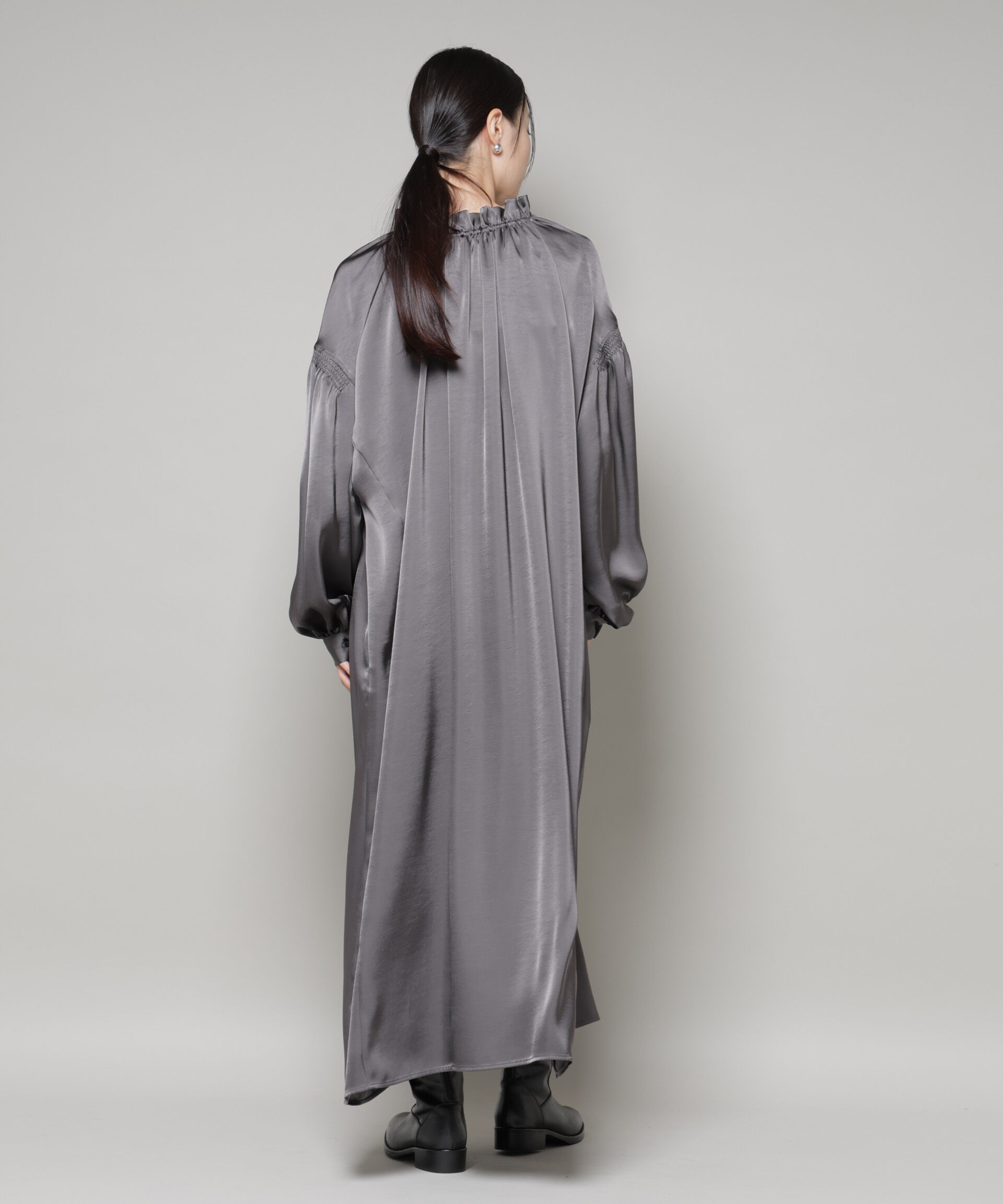 nano･universe「シャーリングギャザースリーブサテンマキシワンピース」|ワンピース|