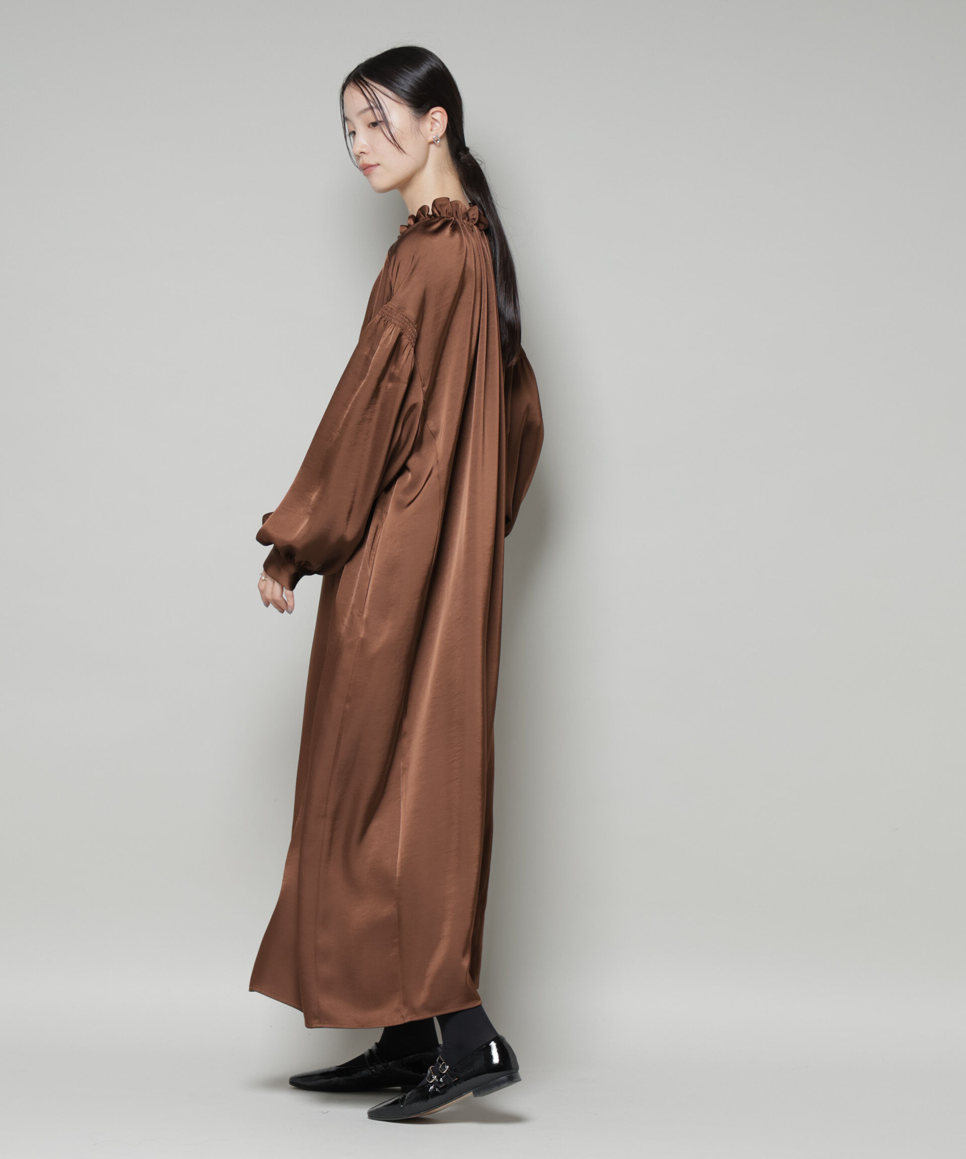 nano･universe「シャーリングギャザースリーブサテンマキシワンピース」|ワンピース|