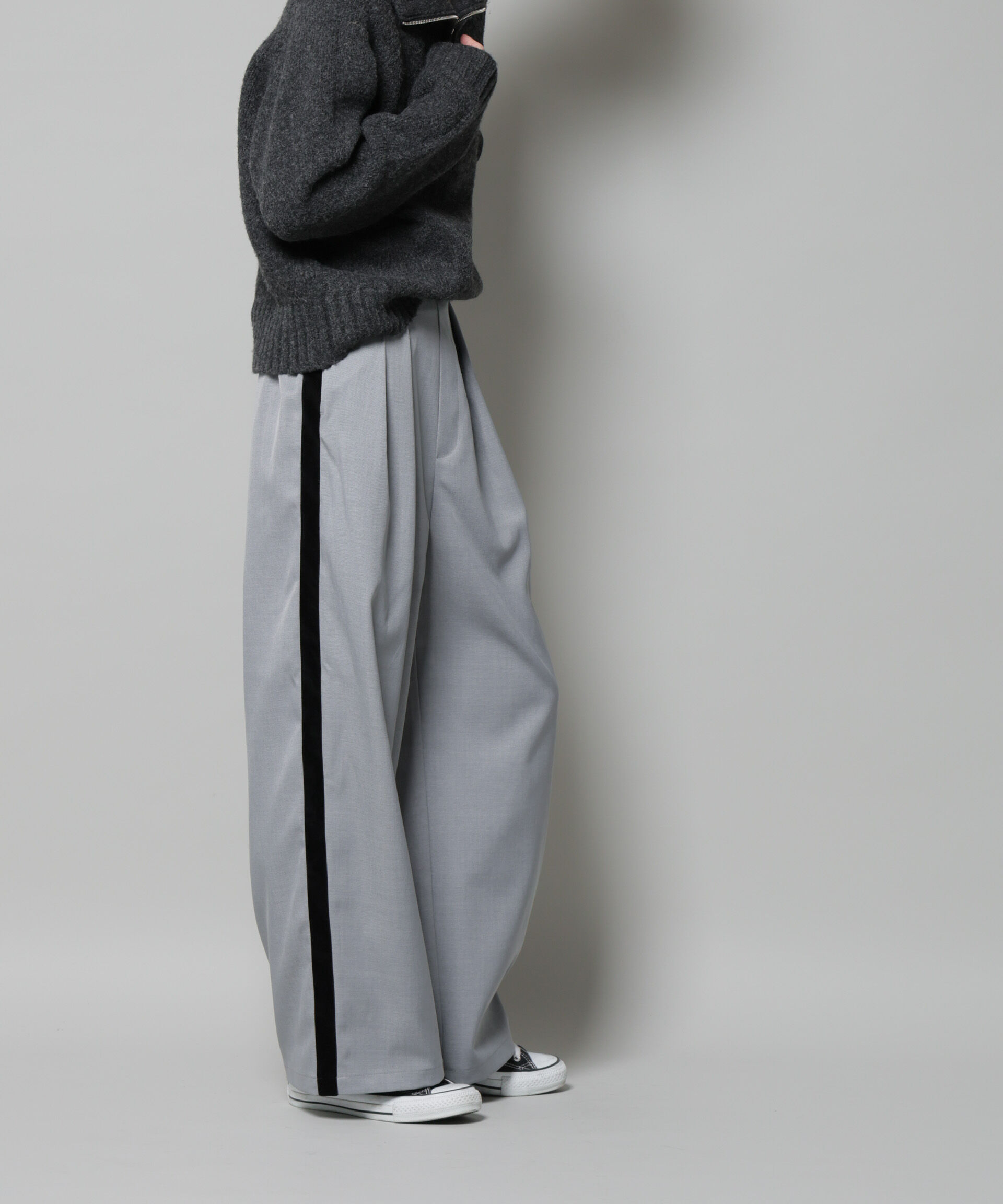 nano･universe「ベルベッドサイドラインパンツ」|チノ|L.グレー1
