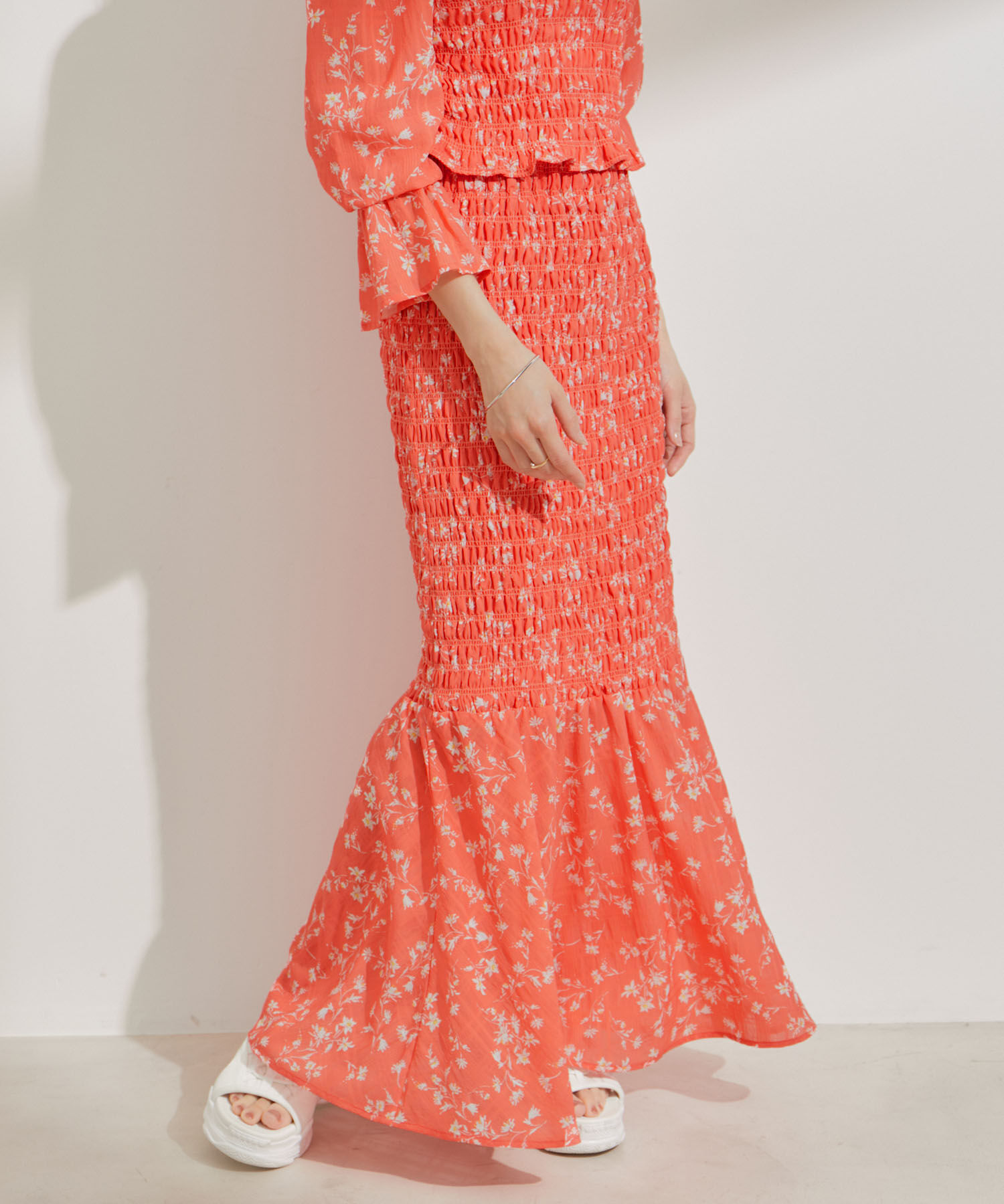 VIS「【セットアップ対応】花柄シャーリングロングスカート」|スカート|オレンジ系(71)