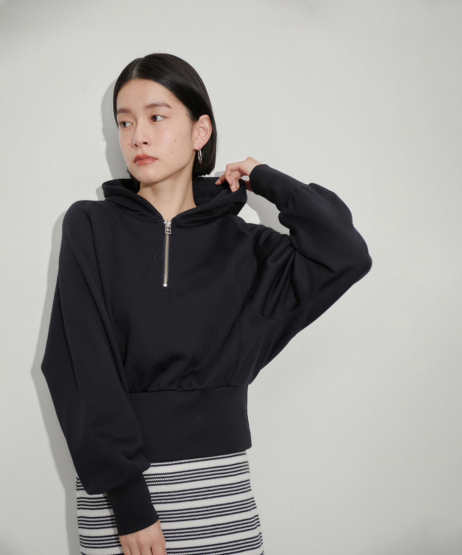 ADAM ET ROPE'「【サステナブル】フリーダムスリーブフーディー」|パーカー|ネイビー(40)