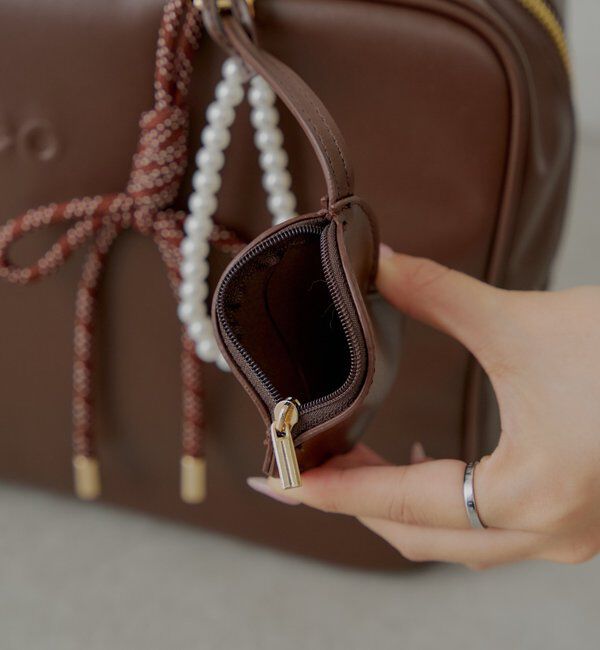  「【2サイズ展開】チャーム付きスクエアボストンバッグ【タブレット端末収納可能】」|ボストンバッグ|