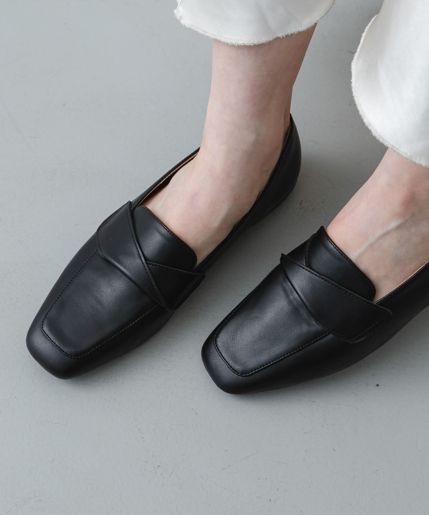 SENSE OF PLACE by URBAN RESEARCH「クロスベルトローファーパンプス」|ローファー|ブラック