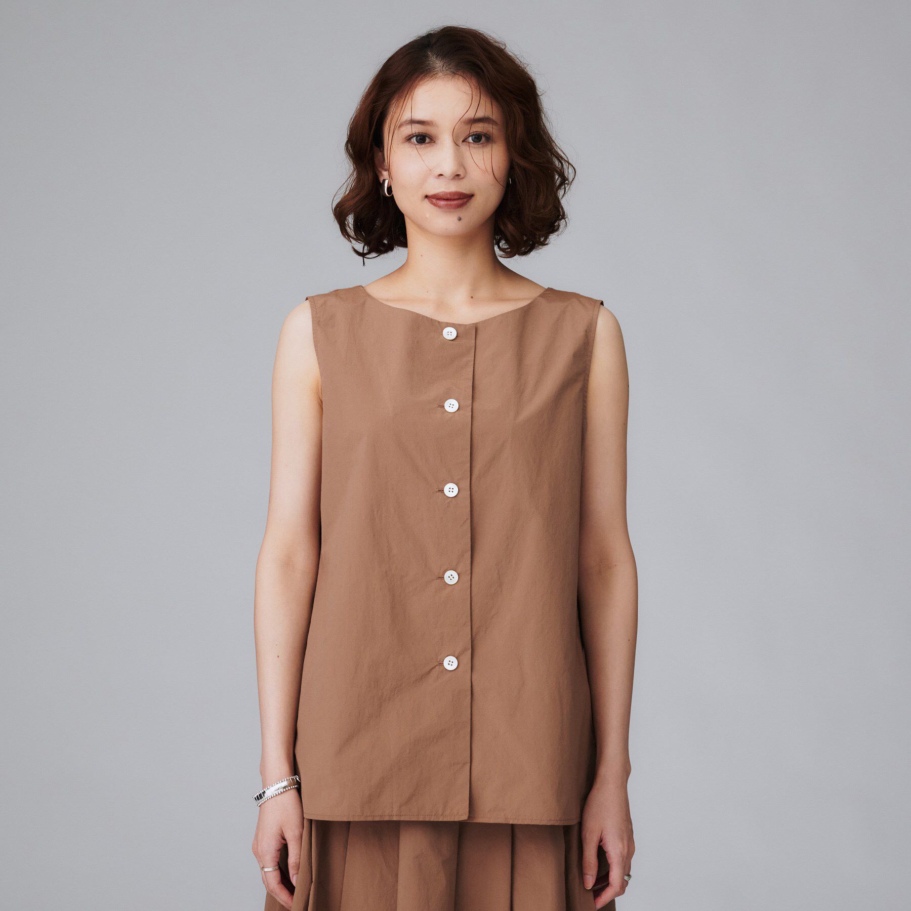 UNTITLED「【2WAY/セットアップ可/ノースリーブ/前ボタン】ファブリカブラウス」|シャツ・ブラウス|