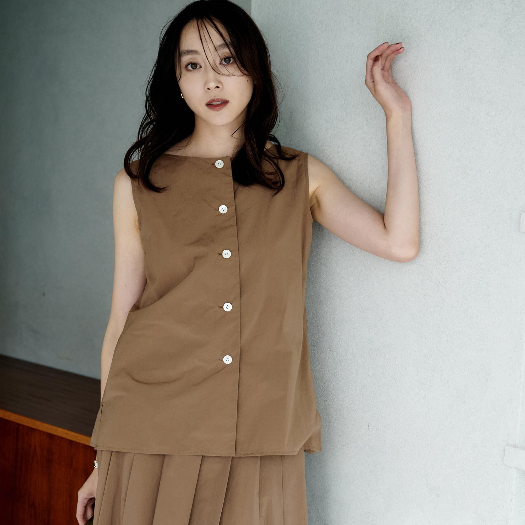 UNTITLED「【2WAY/セットアップ可/ノースリーブ/前ボタン】ファブリカブラウス」|シャツ・ブラウス|