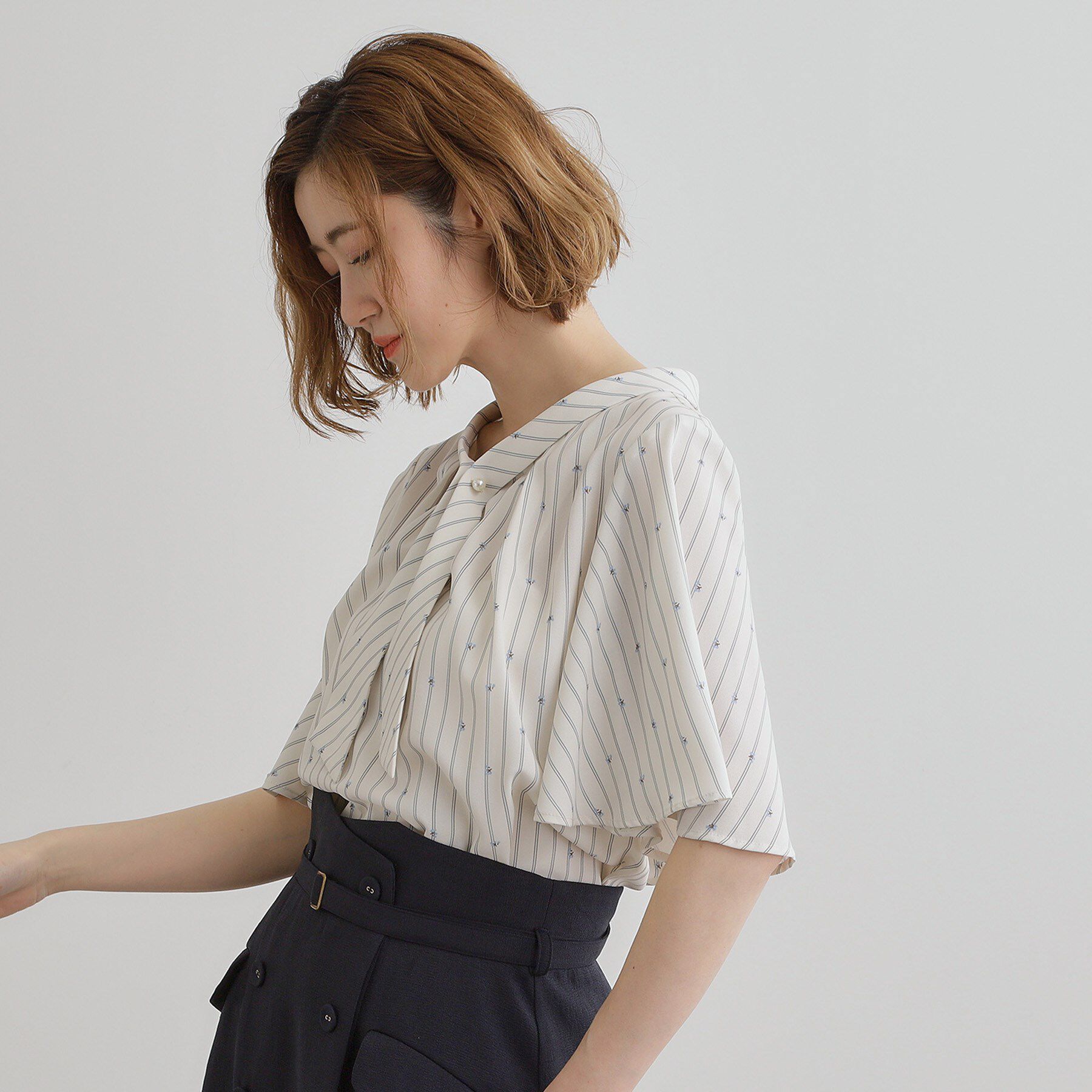 grove「【華やか】パール調ピン付きボウタイブラウス」|シャツ・ブラウス|