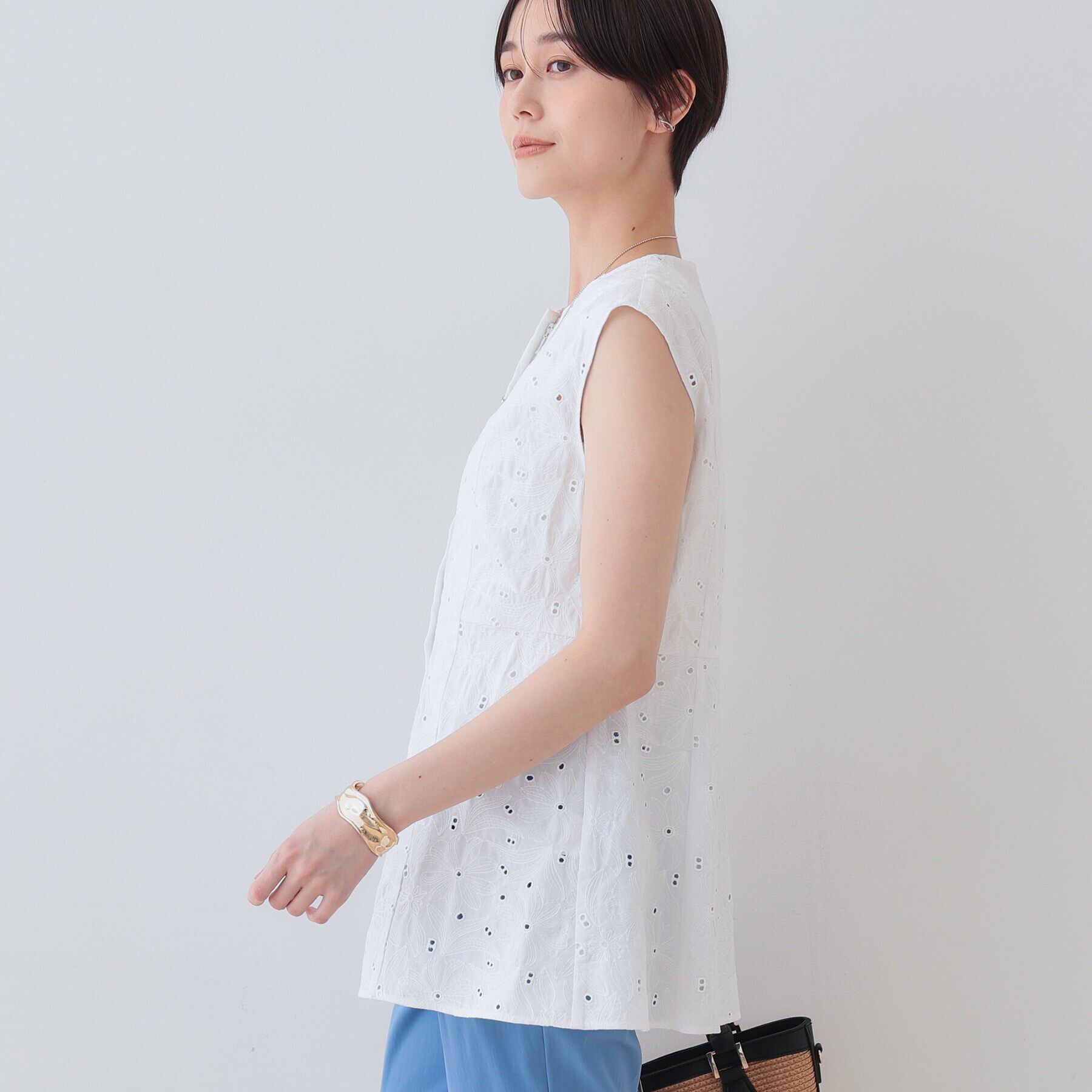 INDIVI「【洗える】フラワーカット刺繍ノースリーブブラウス」|シャツ・ブラウス|