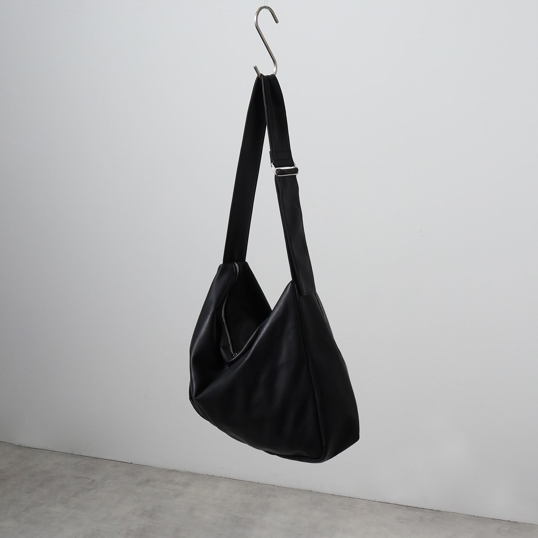 tk.TAKEO KIKUCHI「ルーズビッグショルダーバッグ／たすき掛け／ビッグ／A4サイズ収納可能」|ショルダー・メッセンジャー|ブラック(019)