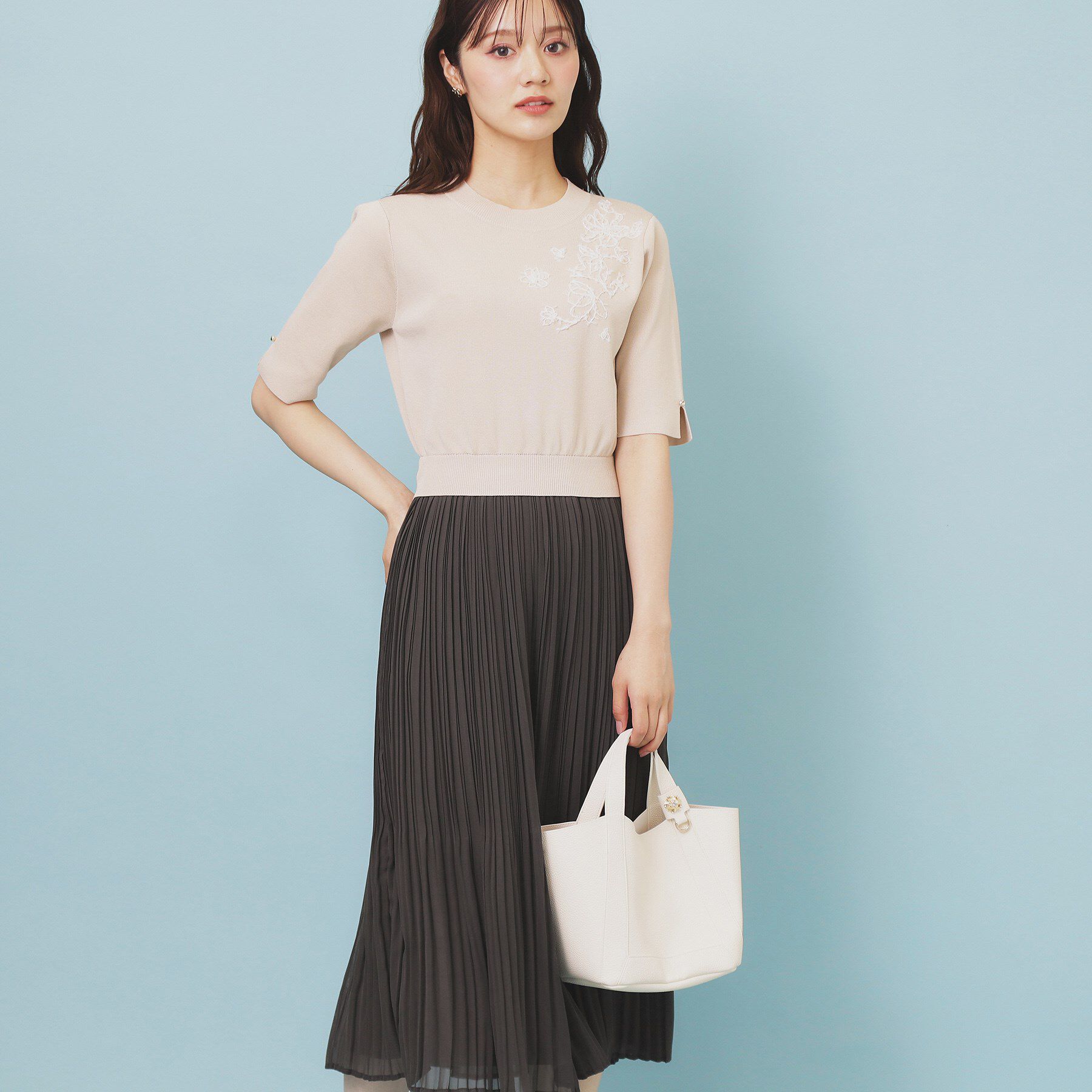 index「刺繍デザインドッキングプリーツワンピース【洗濯機OK】」|ワンピース|グレージュ(050)