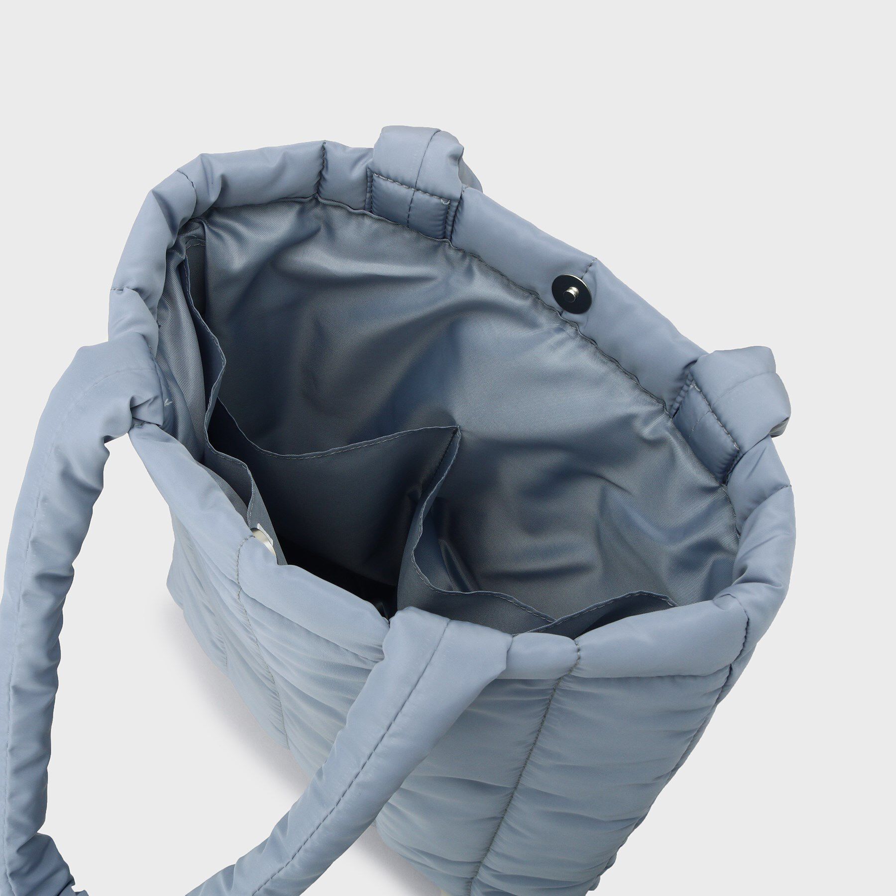 OPAQUE.CLIP「【軽量／カラビナチャーム付き／A4サイズ対応】ストライプキルトパフィートートバッグ」|トートバッグ|