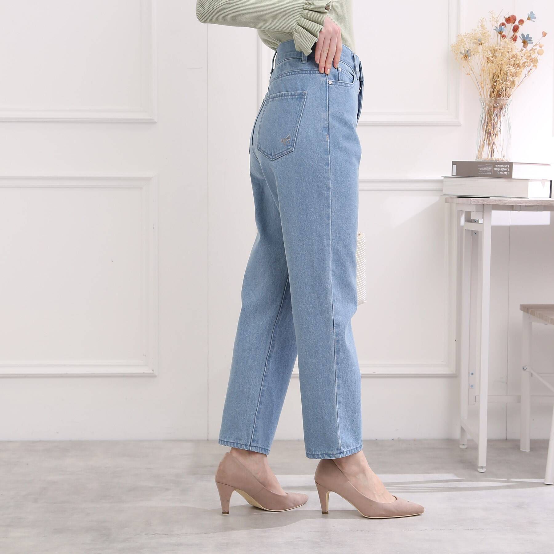 Couture broach「【大人可愛いデニムスタイル】リボン刺繍テーパードデニム」|デニム|サックス(090)