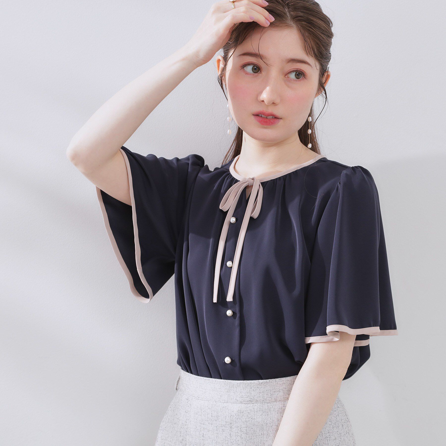 Couture broach「【きれいめ・二の腕カバー・通勤】配色フレア2WAYブラウス」|シャツ・ブラウス|ネイビー(094)