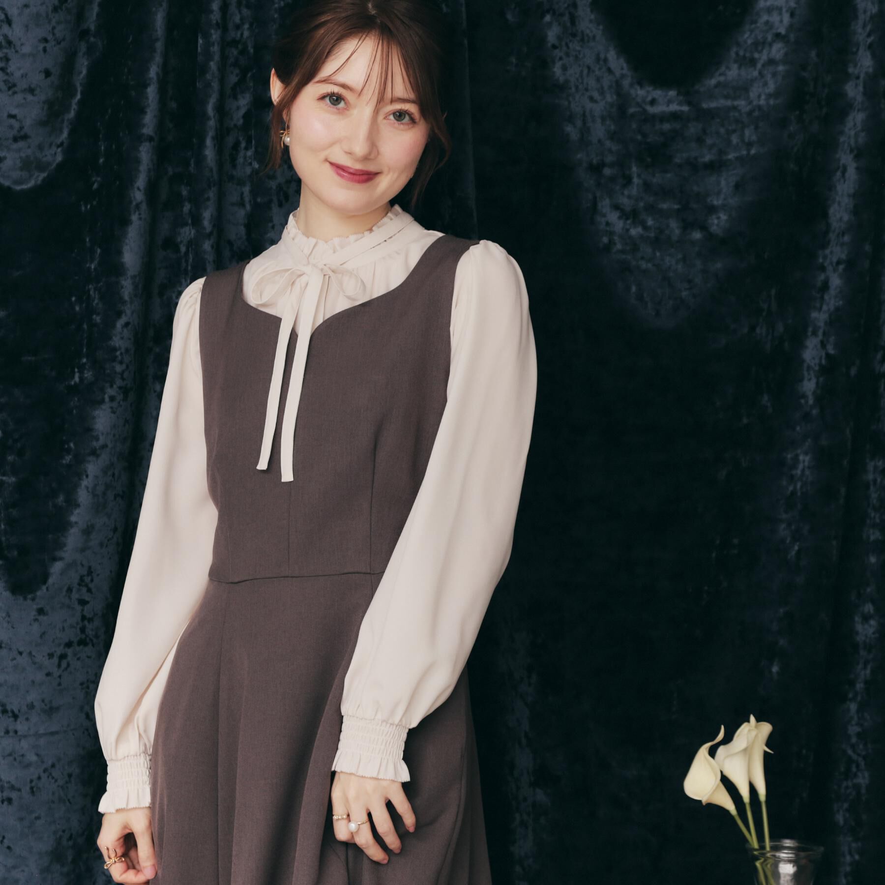 Couture broach「【フェミニン・通勤】タイ付きピコフリルブラウス」|シャツ・ブラウス|