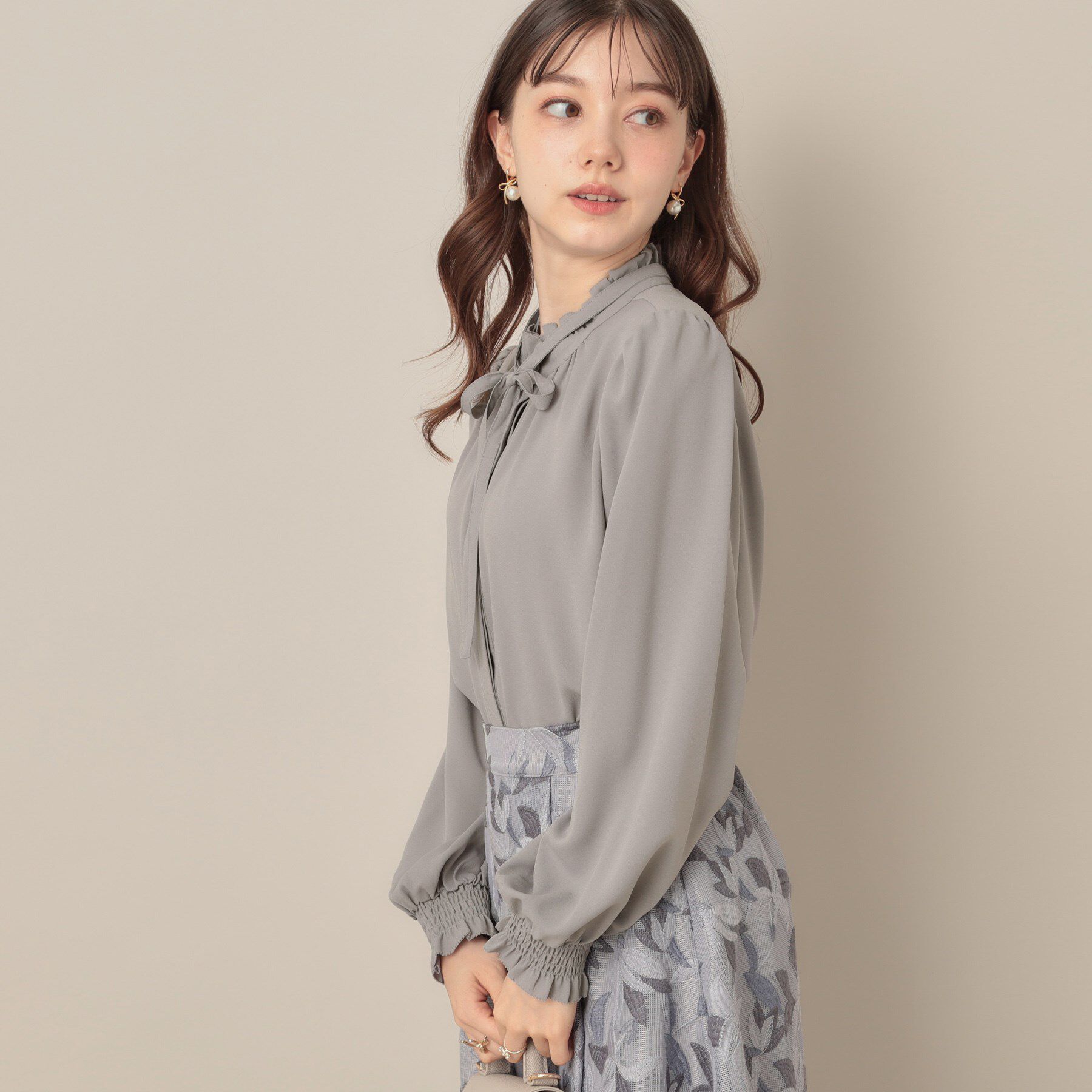 Couture broach「【フェミニン・通勤】タイ付きピコフリルブラウス」|シャツ・ブラウス|