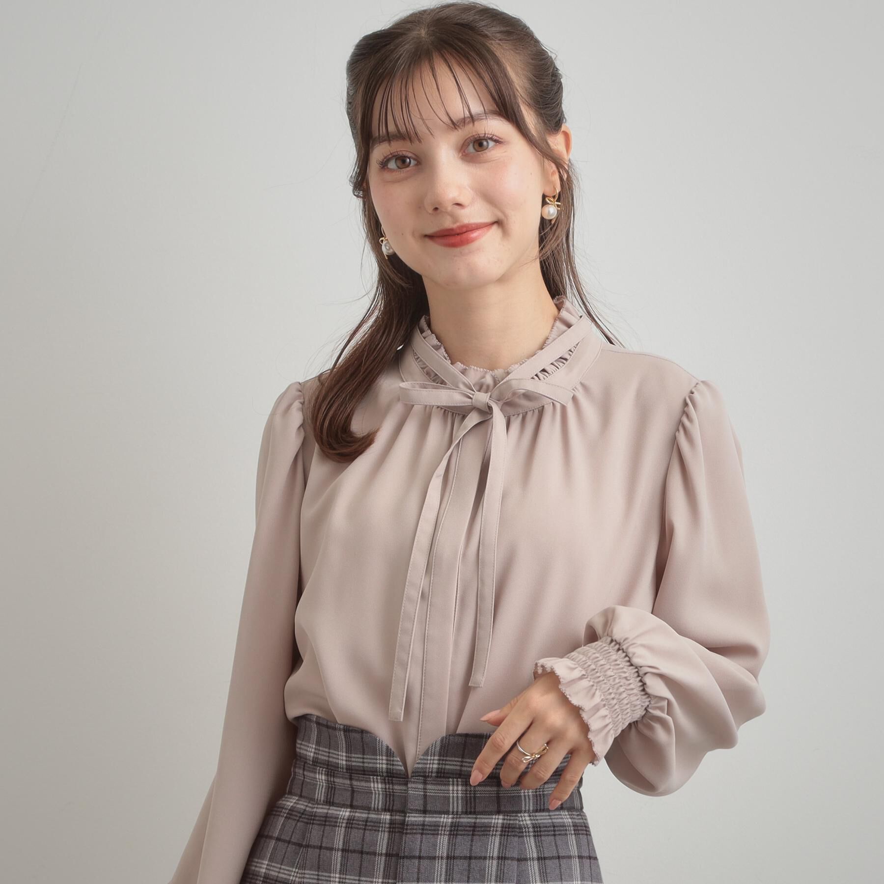 Couture broach「【フェミニン・通勤】タイ付きピコフリルブラウス」|シャツ・ブラウス|