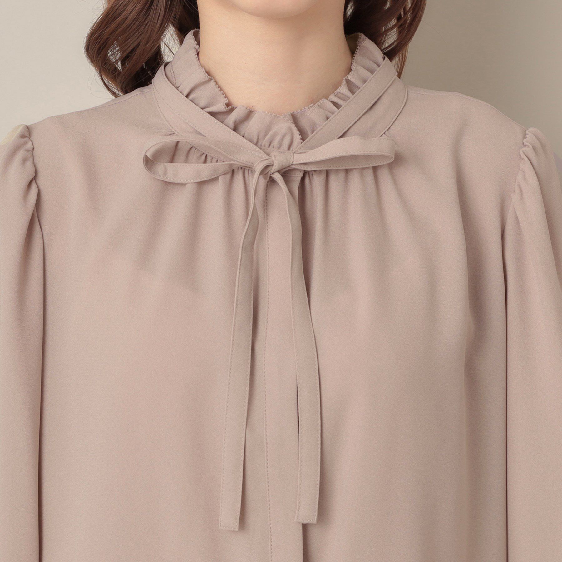 Couture broach「【フェミニン・通勤】タイ付きピコフリルブラウス」|シャツ・ブラウス|