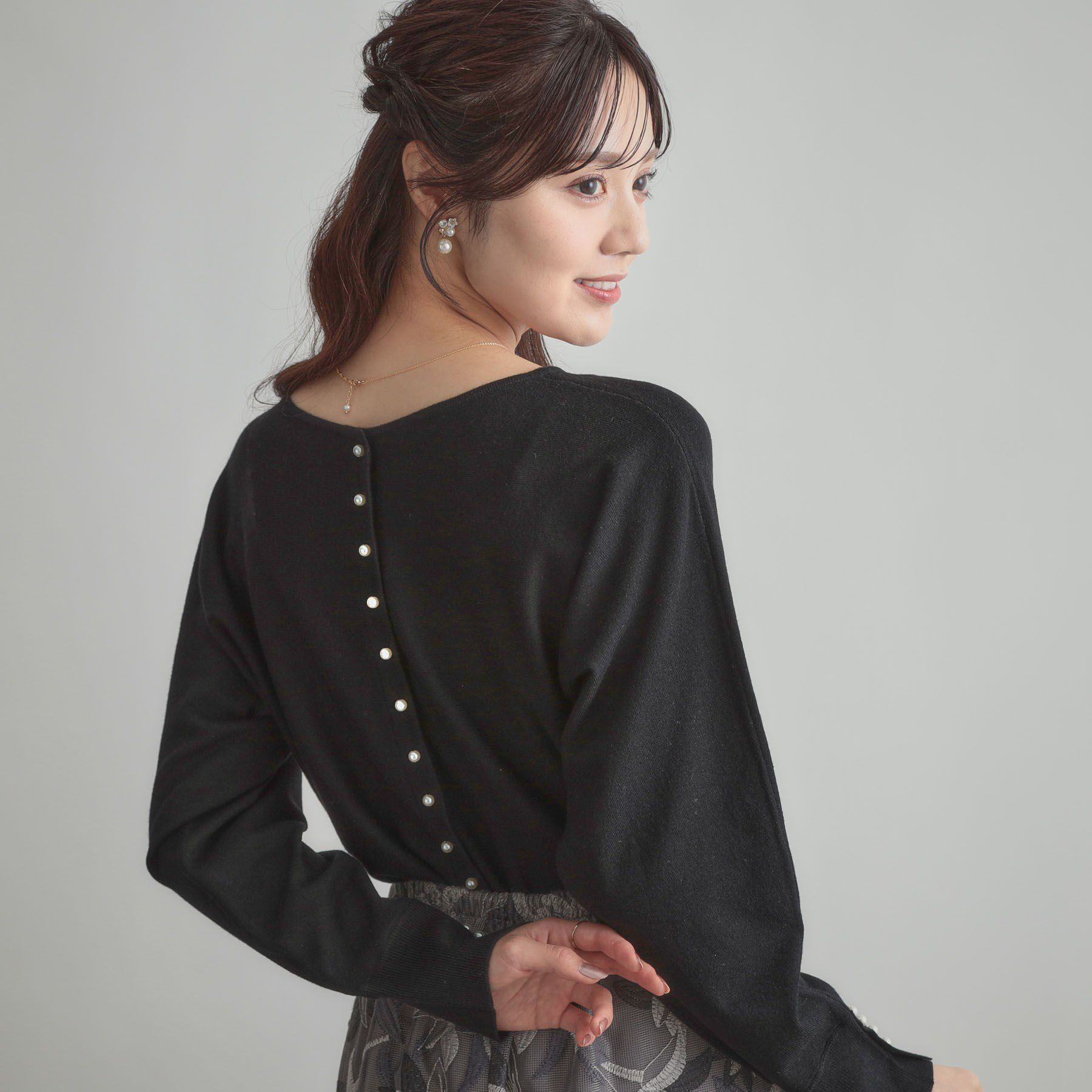 Couture broach「【大人上品・通勤・前後2WAY】バックパール調ドルマンニット」|ニット・セーター|