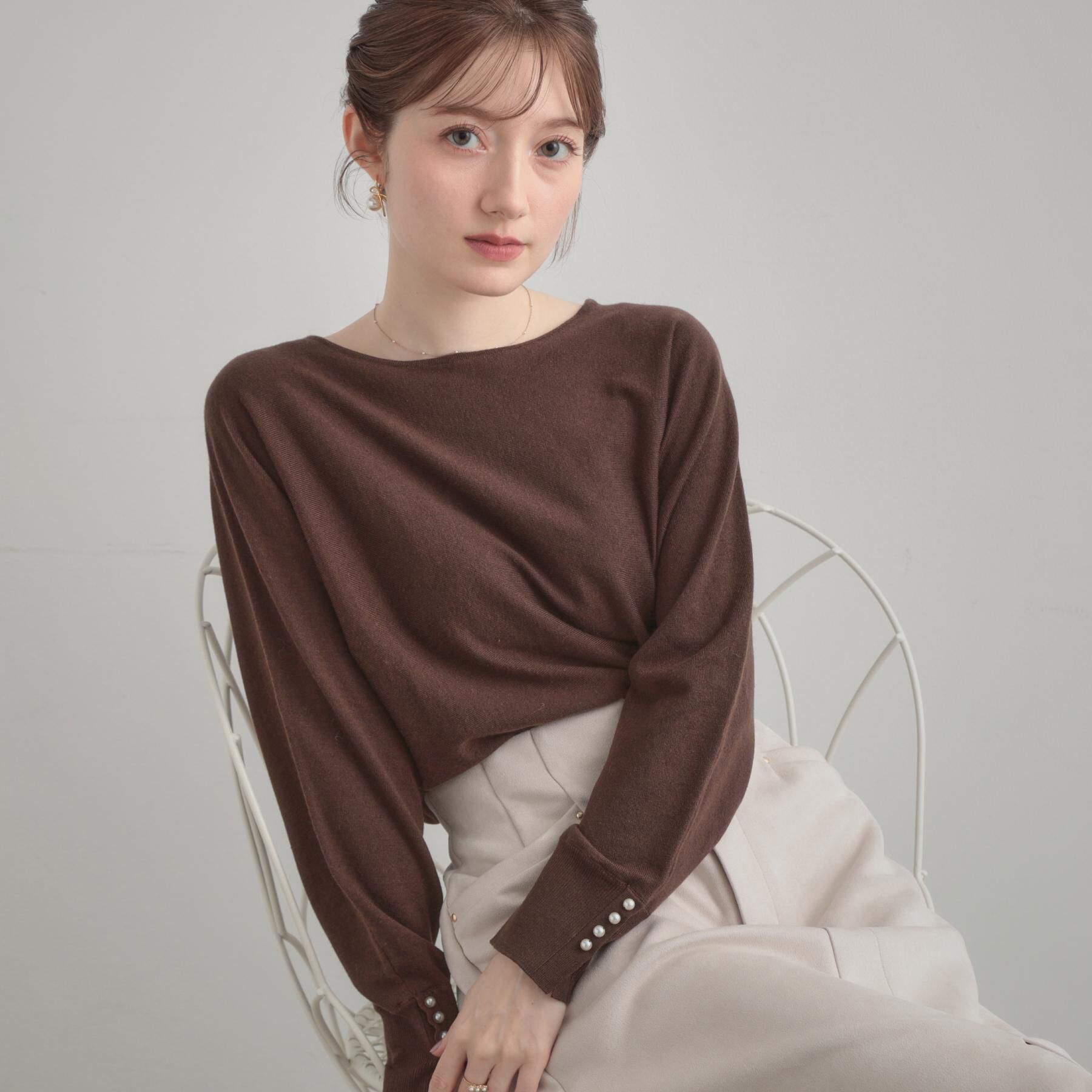 Couture broach「【大人上品・通勤・前後2WAY】バックパール調ドルマンニット」|ニット・セーター|ブラウン(043)