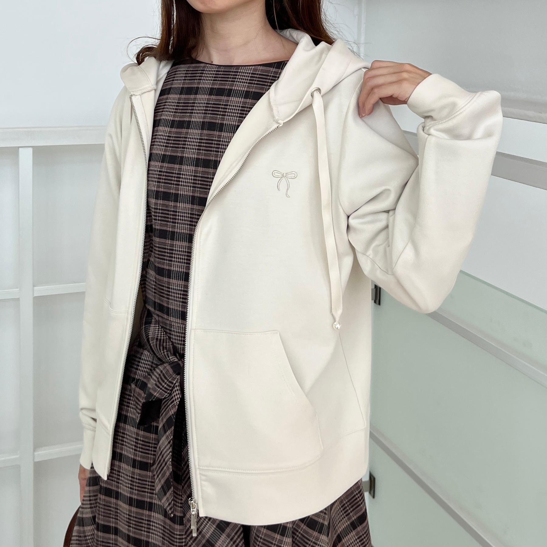 Couture broach「【マシンウォッシャブル・UVケア・大人可愛い】リボン刺繍ダンボールZIPフーディ」|パーカー|