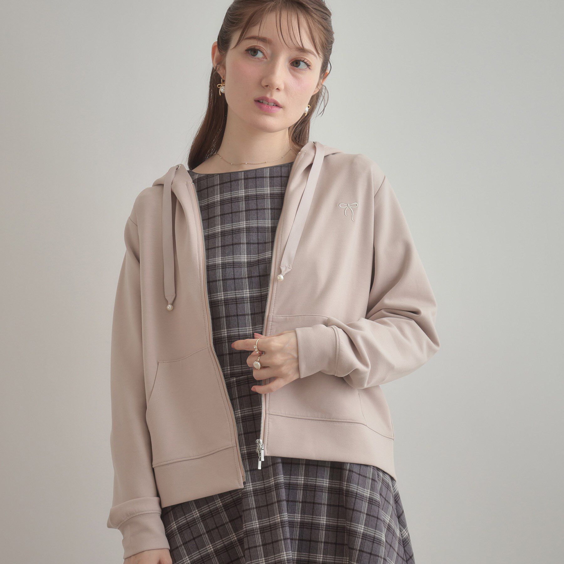 Couture broach「【マシンウォッシャブル・UVケア・大人可愛い】リボン刺繍ダンボールZIPフーディ」|パーカー|