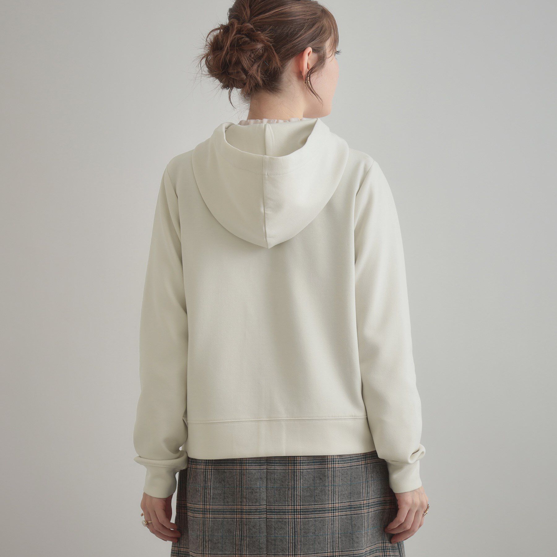 Couture broach「【マシンウォッシャブル・UVケア・大人可愛い】リボン刺繍ダンボールZIPフーディ」|パーカー|