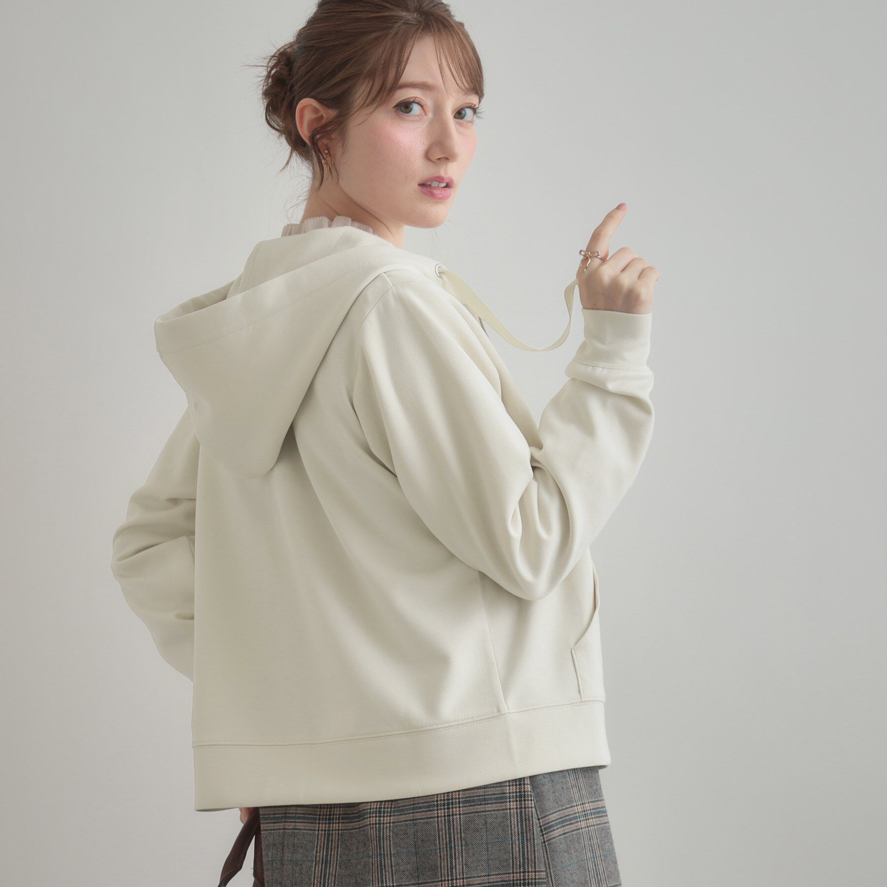 Couture broach「【マシンウォッシャブル・UVケア・大人可愛い】リボン刺繍ダンボールZIPフーディ」|パーカー|