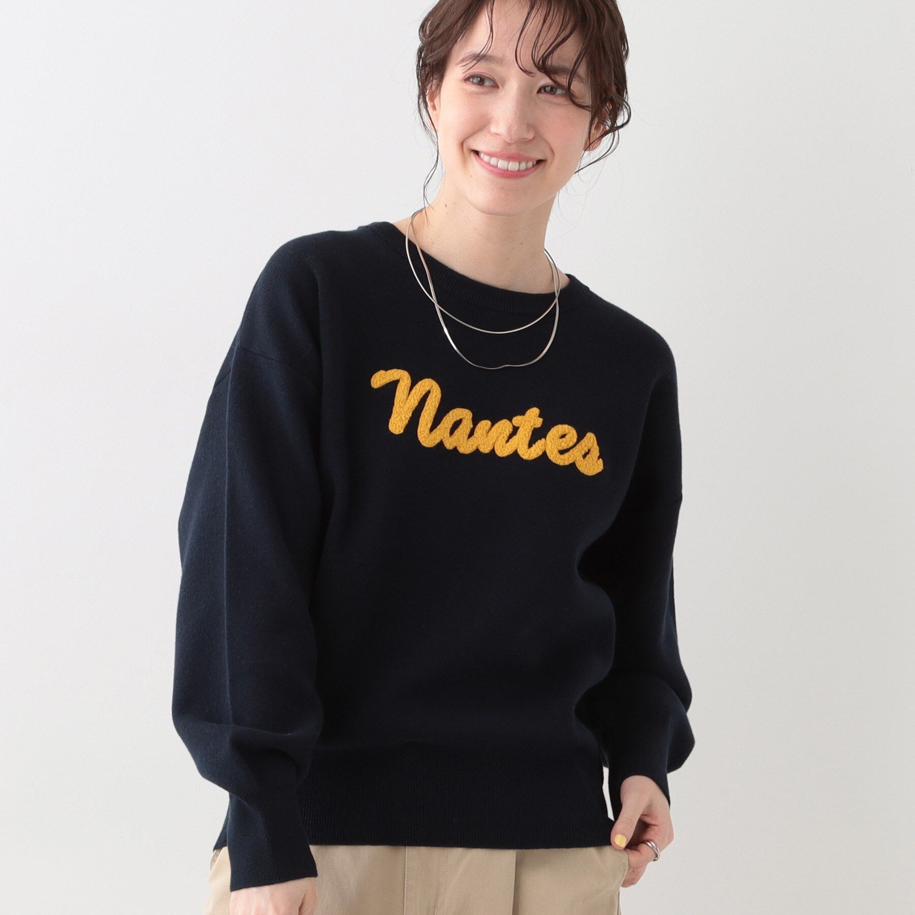 SHOO･LA･RUE「【洗える/S-LL/ちくちくしにくい】大人のための ロゴ入りスウェットライクニット」|ニット・セーター|ネイビー(094)