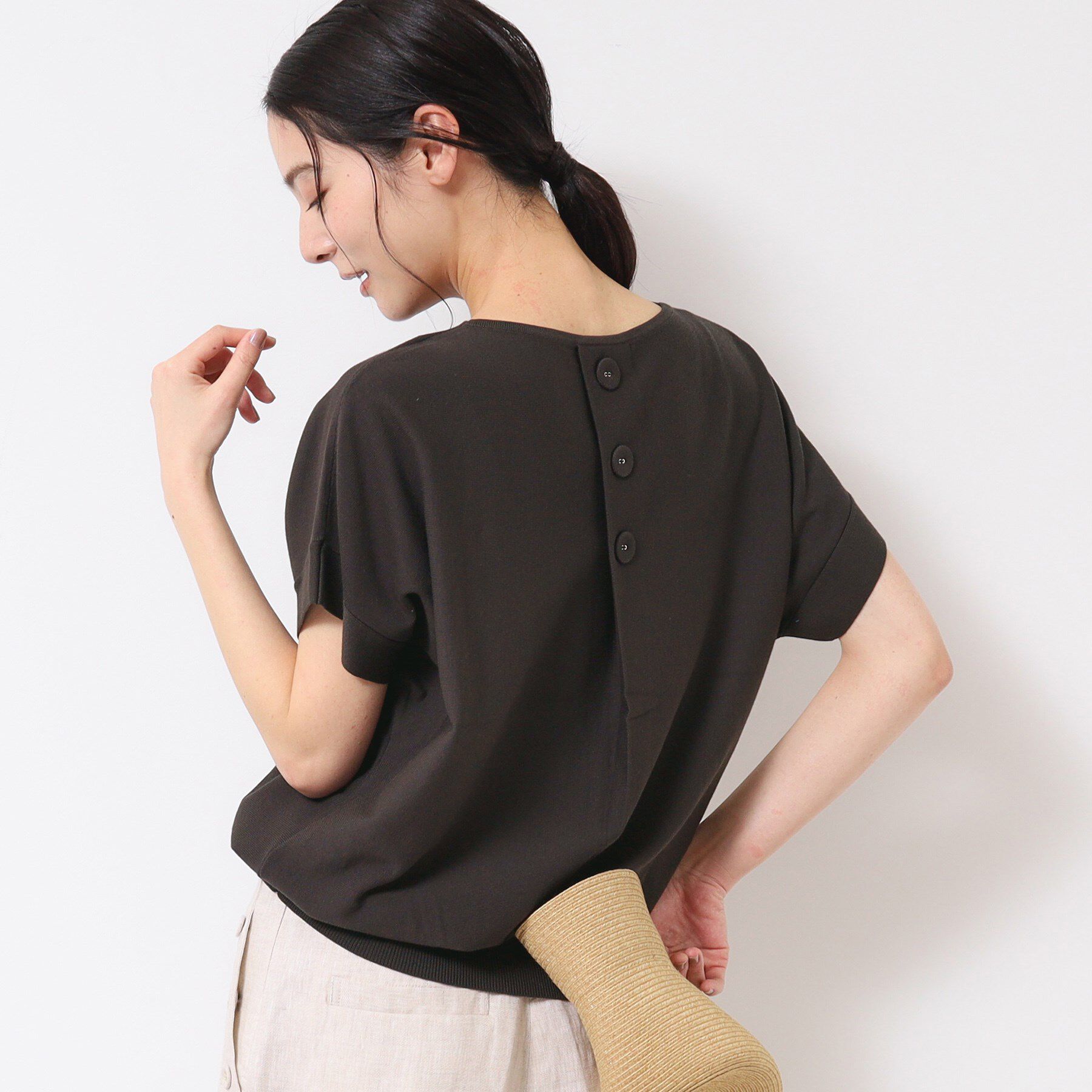 Dessin「【洗える・4サイズ展開】後ろボタンニットプルオーバーフレンチスリーブ」|ニット・セーター|ブラウン(044)