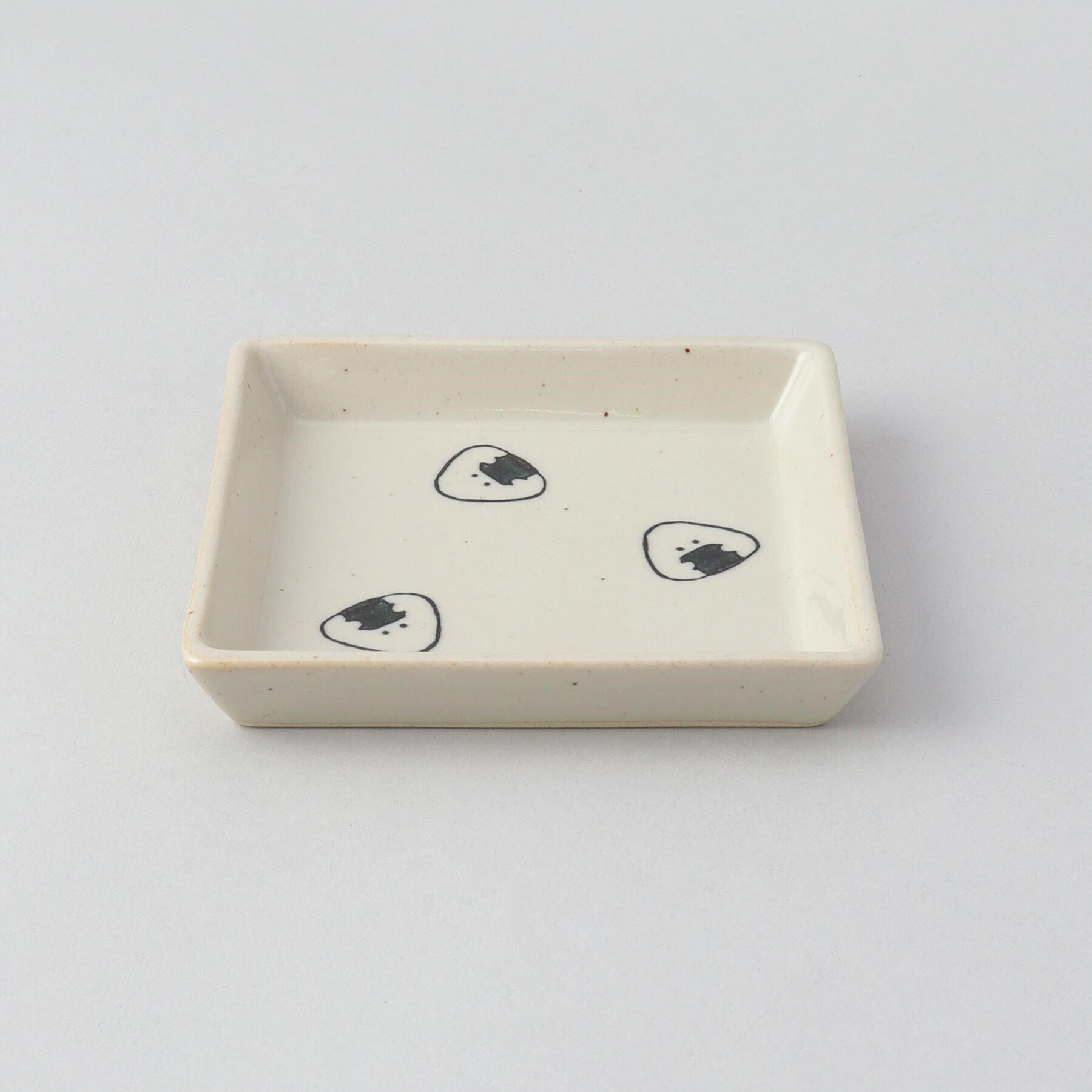 212 KITCHEN STORE「ぎゅっとおにぎりさん 角皿 のり」|食器・キッチングッズ|