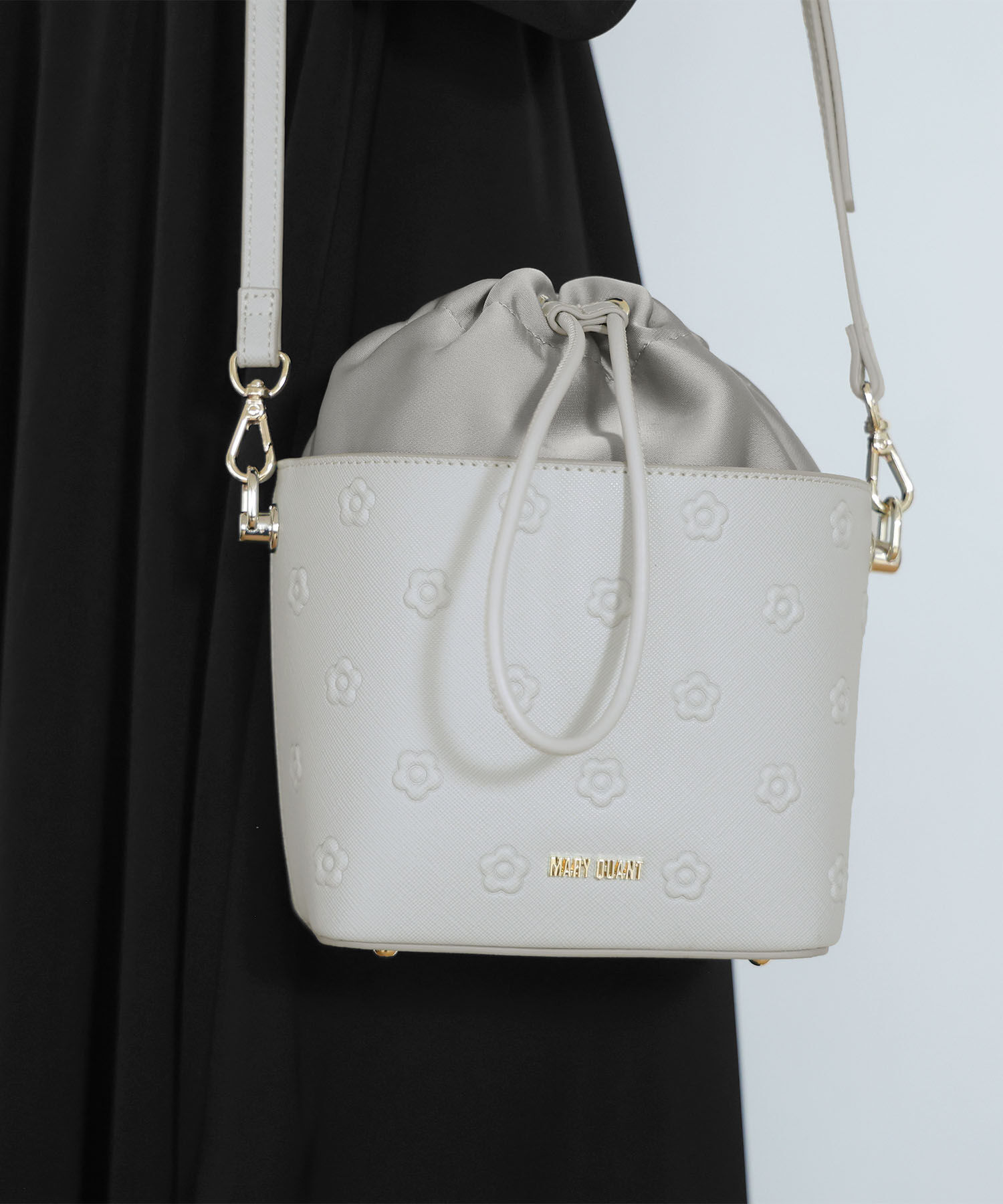 MARY QUANT「シンプルエンボスデイジー ドロストショルダー」|ショルダー・メッセンジャー|ライトブルー