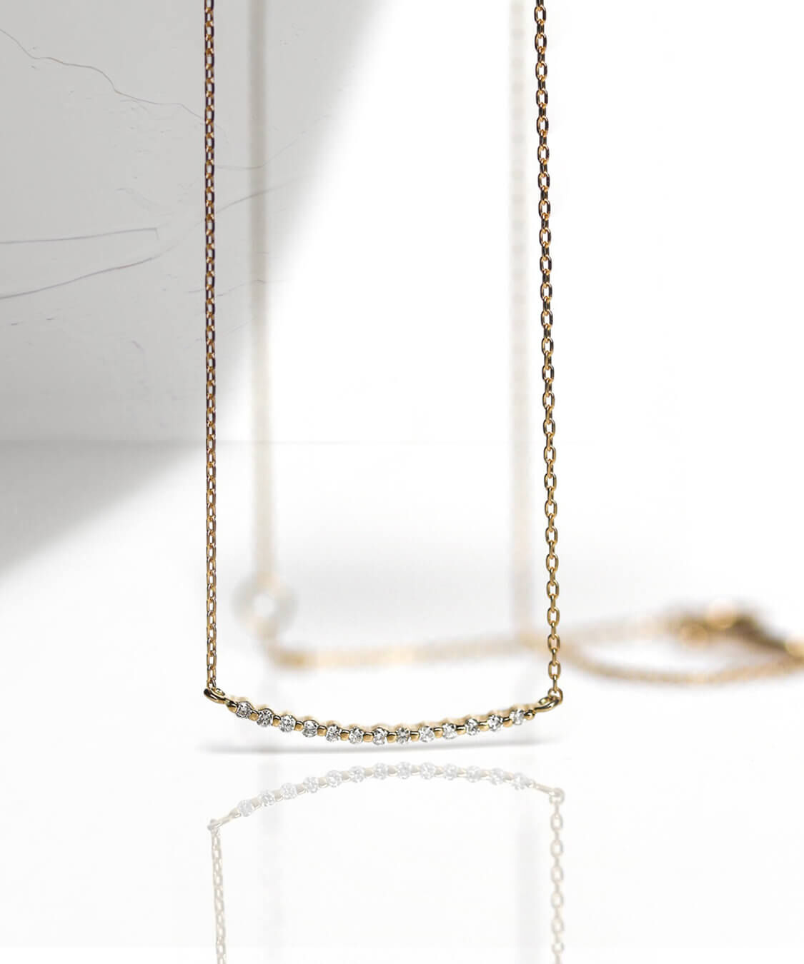  「ダイヤモンド カーブ ネックレス | K10YG 〈世界最小〉」|ネックレス|