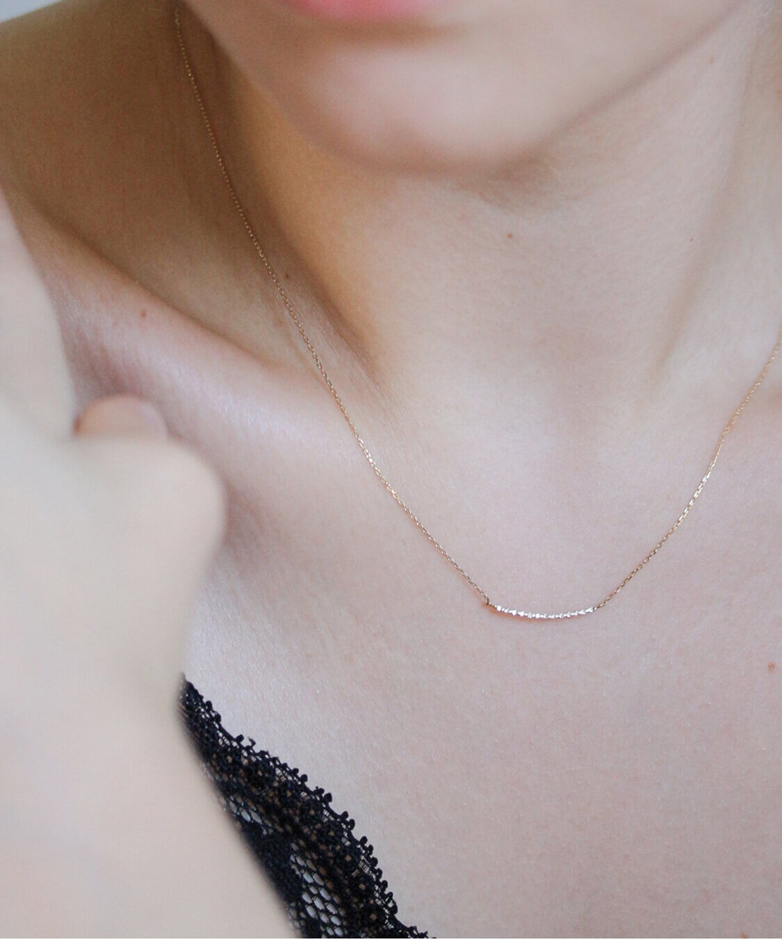  「ダイヤモンド カーブ ネックレス | K10YG 〈世界最小〉」|ネックレス|