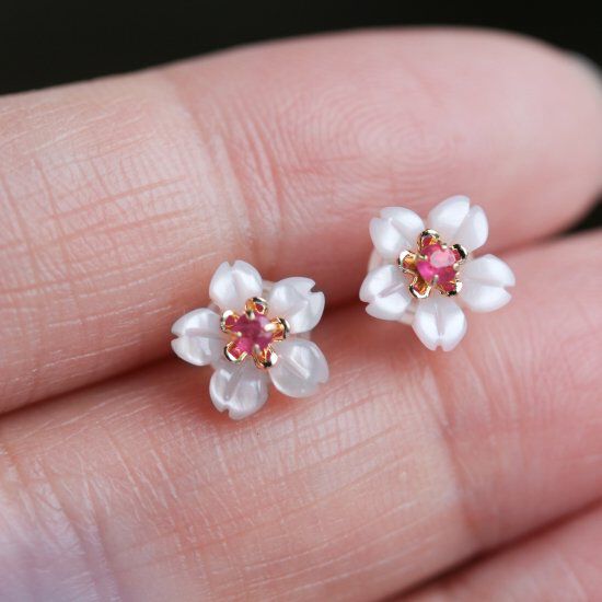  「シェル / カラーストーン サクラ フラワー ピアス | K18」|ピアス|7月 ルビー