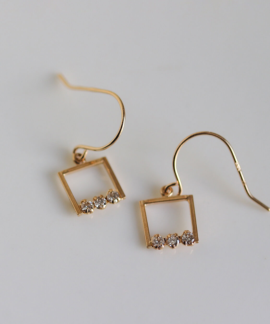  「ダイヤモンド スクエア フック ピアス | K10YG」|ピアス|