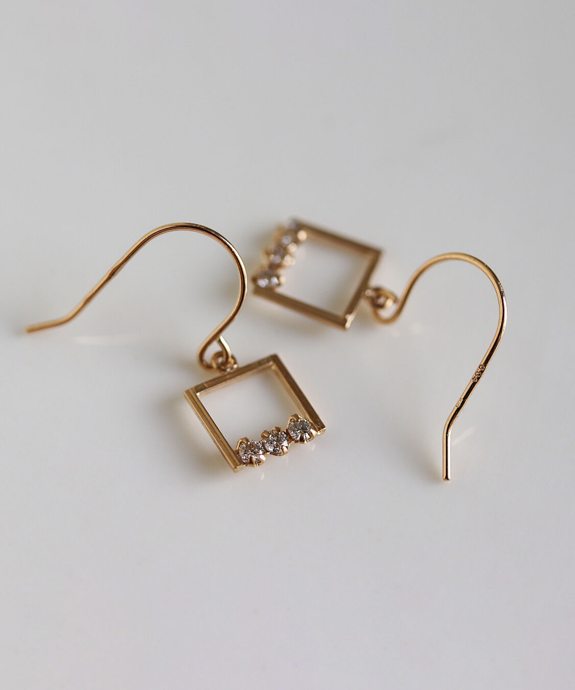  「ダイヤモンド スクエア フック ピアス | K10YG」|ピアス|