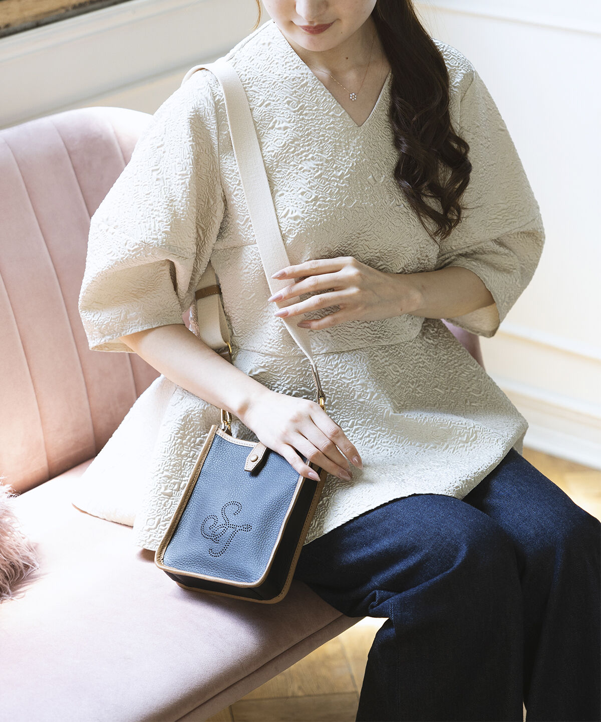 Samantha Thavasa「パンチングデザイン スクエアショルダーバッグ」|ショルダー・メッセンジャー|