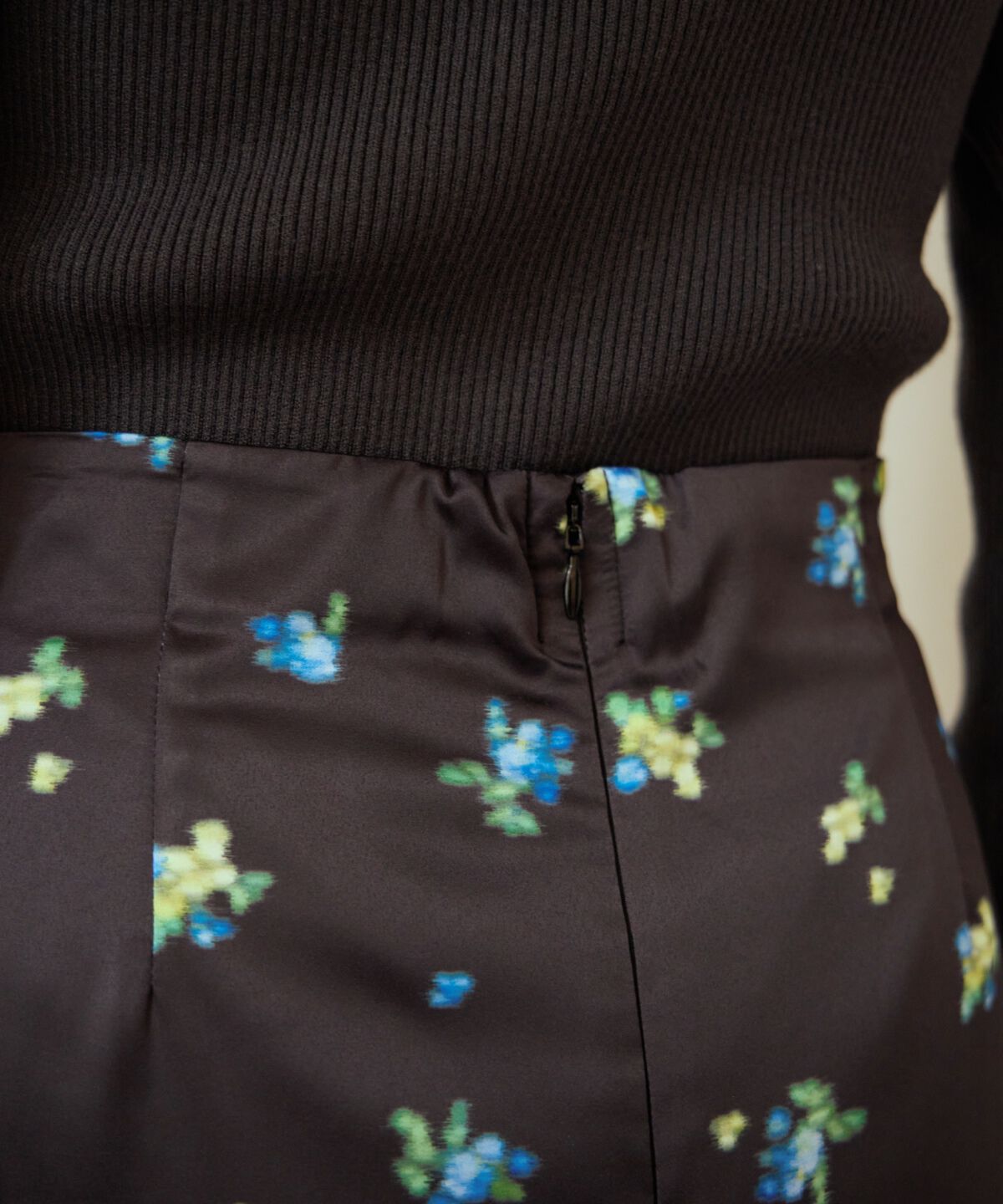 アンドクチュール「ブラーフラワープリントナロースカート」|タイト|