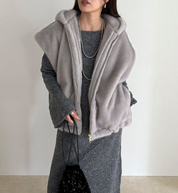 fredy emue「フェイクファーフードベスト」|ベスト・ジレ|ライトグレー