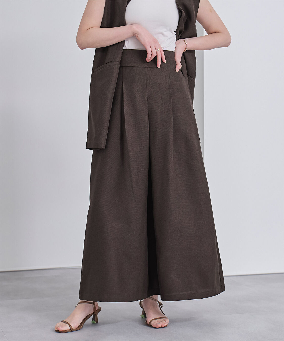 ur's「ﾘﾈﾝﾗｲｸﾌﾛﾝﾄﾀｯｸﾊｲｳｴｽﾄｽｶｰﾄ」|スカート|ダークブラウン